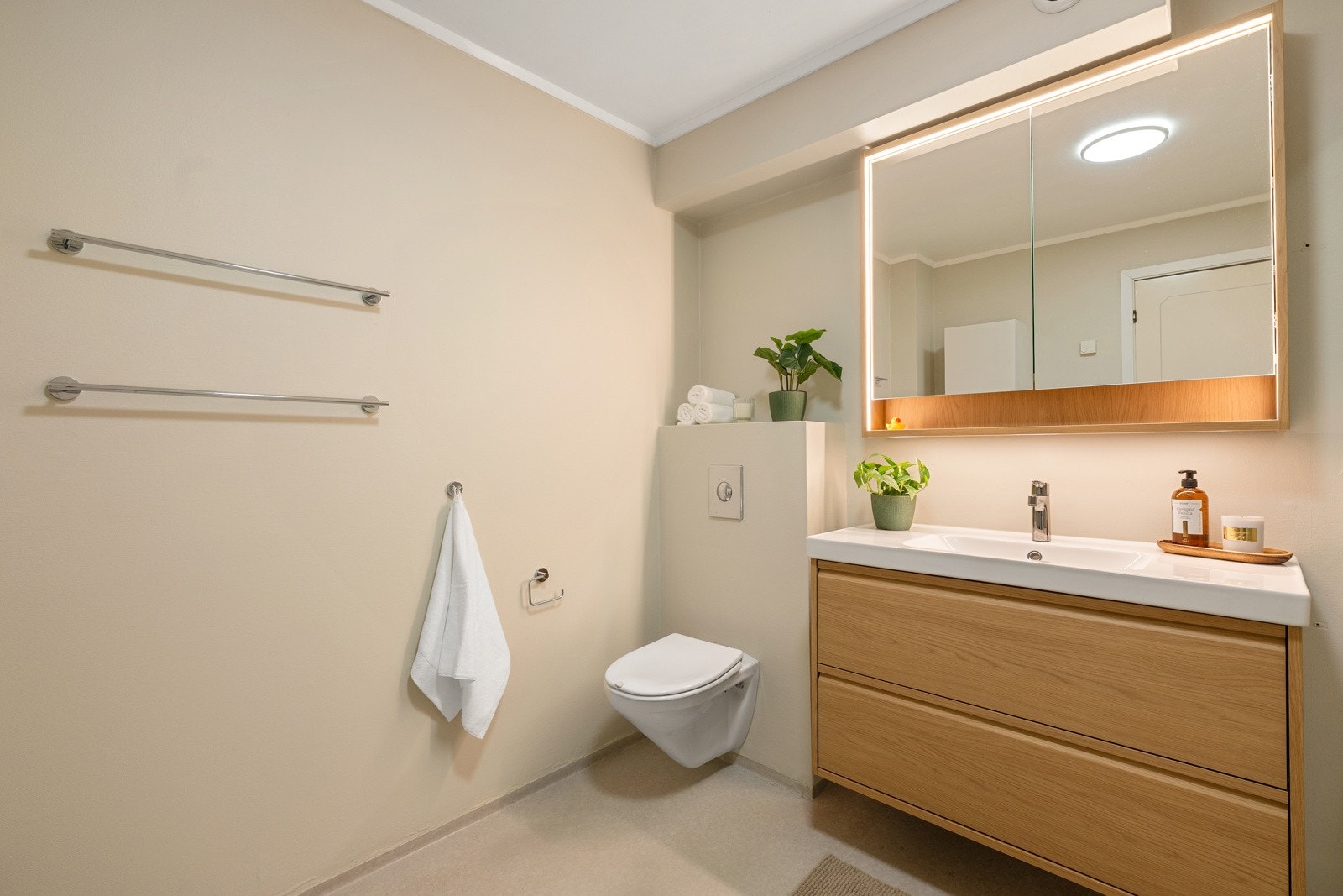 Bad og vaskerom ble oppgradert i 2010, baderomsinnredningen ble nylig fornyet i 2025, noe som gir et oppdatert og stilrent preg. Galleribilde