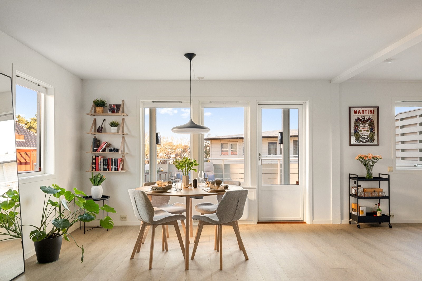 En lys og romslig 3-roms leilighet med praktisk planløsning og moderne standard. Galleribilde