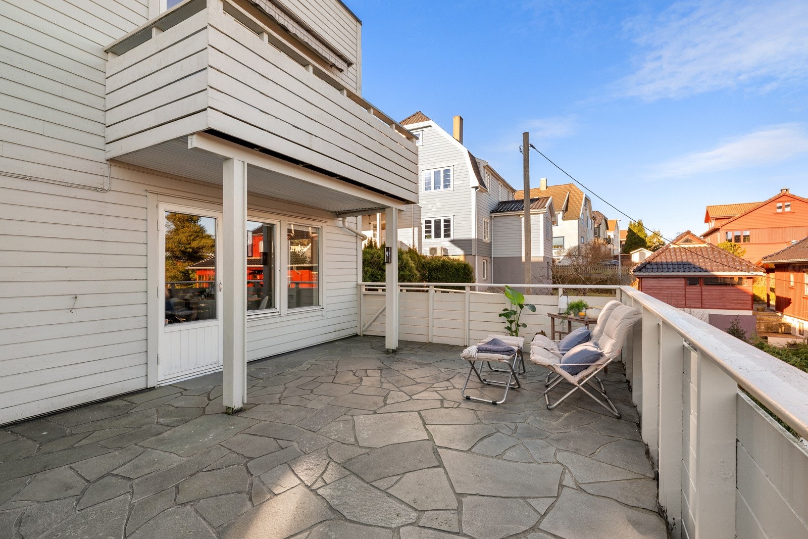 Her sitter man skjermet og privat med god plass til både avslapning og sosiale sammenkomster. Galleribilde