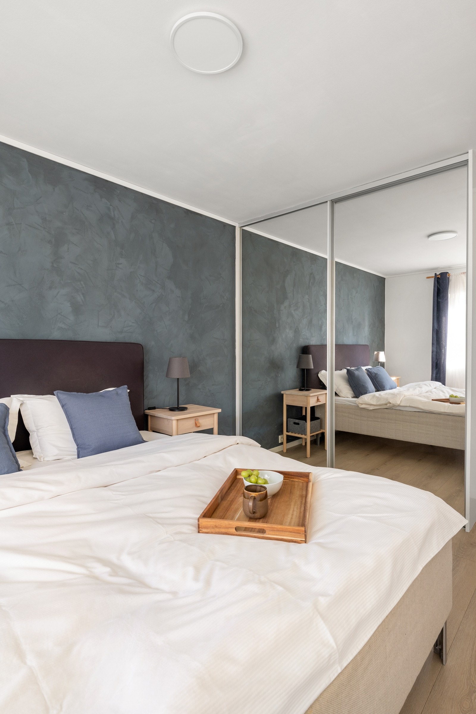 Hovedsoverommet er romslig med plass til dobbeltseng, garderobeskap og ekstra møblering. Galleribilde