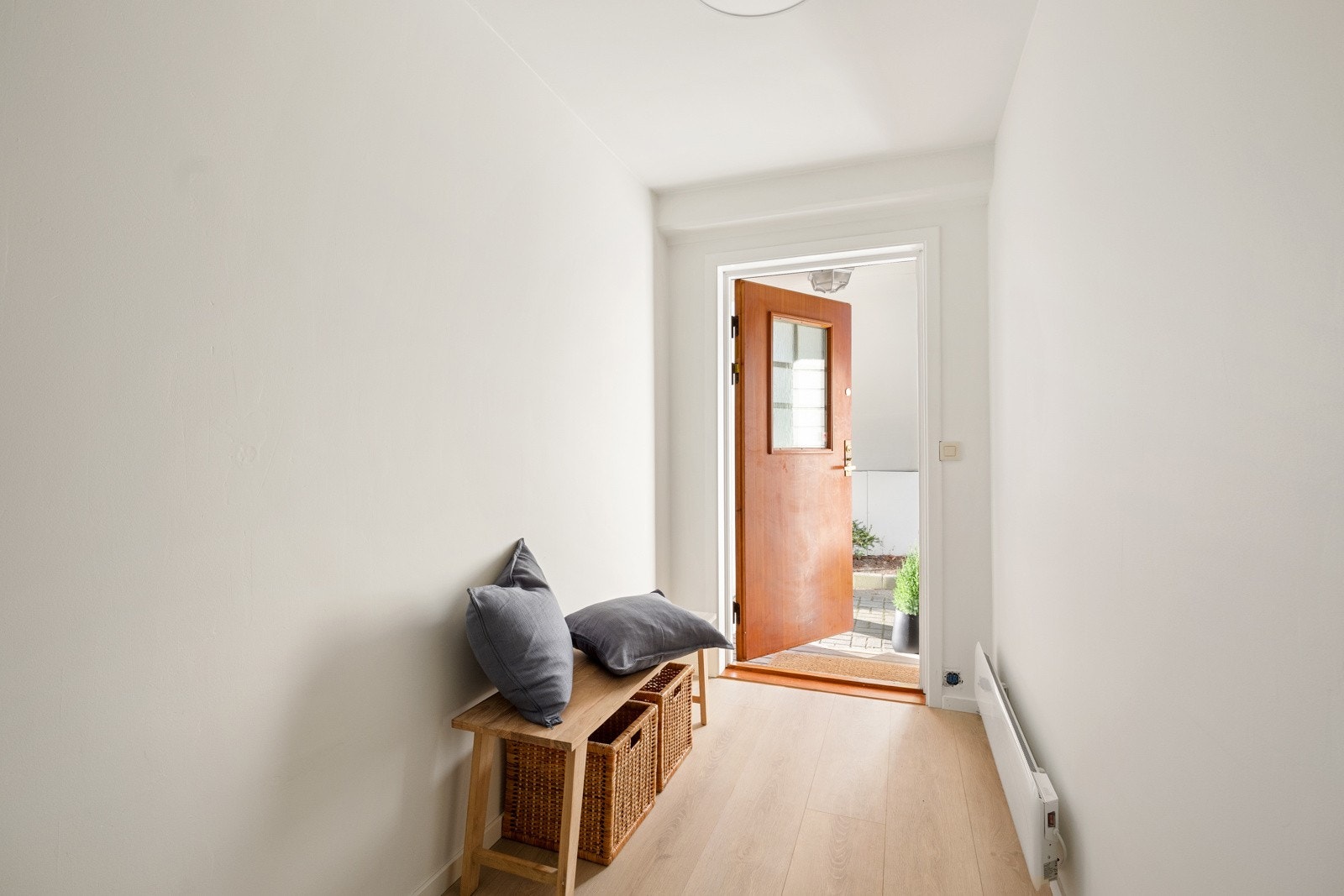 I inngangen møtes man av en romslig gang med god plass til garderobe og oppbevaring. Galleribilde