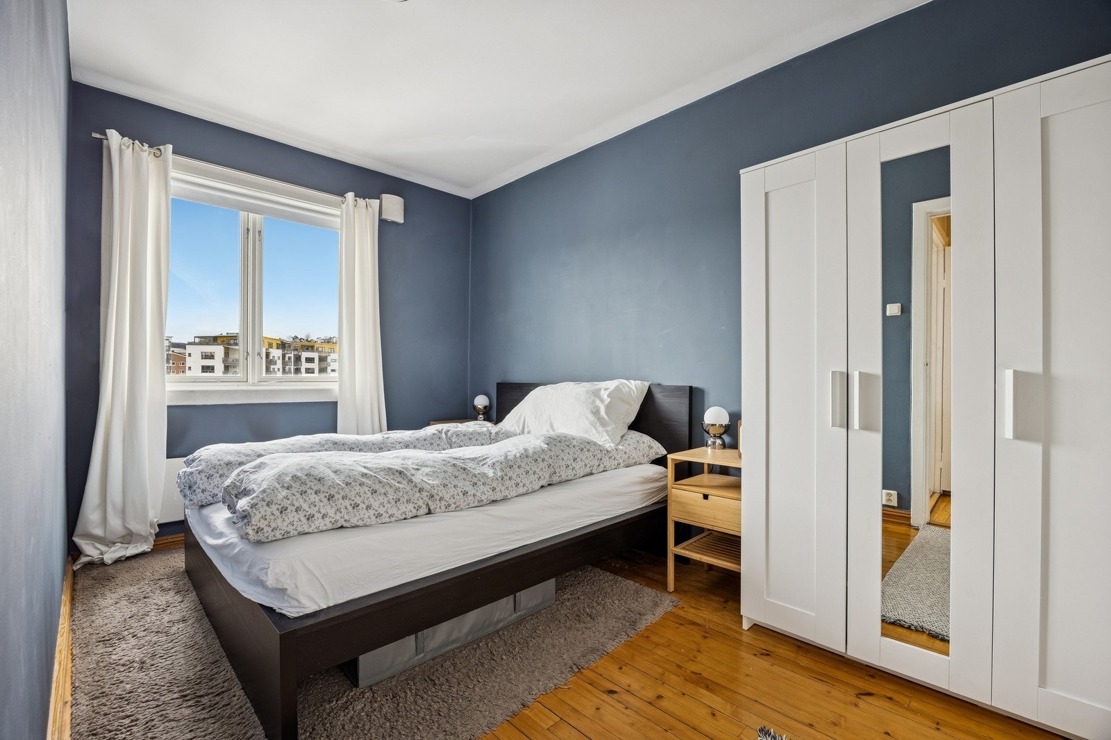 Stort soverom med plass til garderobeskap og dobbeltseng. Galleribilde