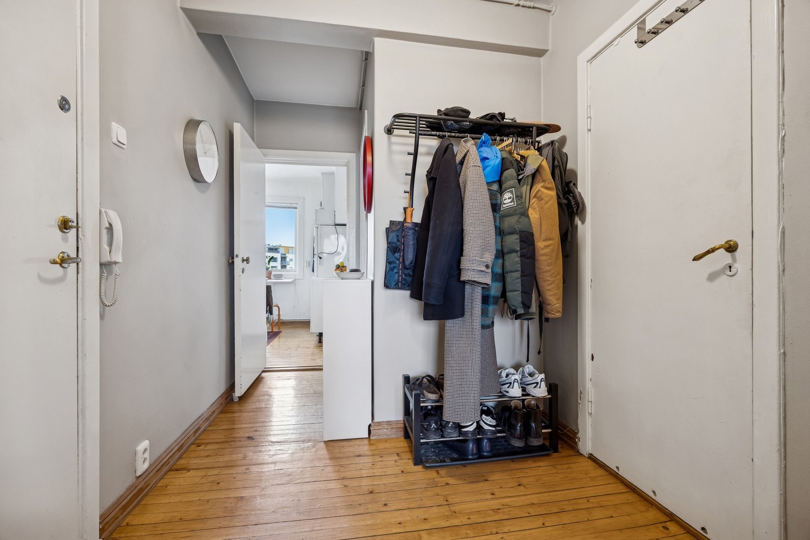 Gang med opphang til klær og plass til sko. Galleribilde