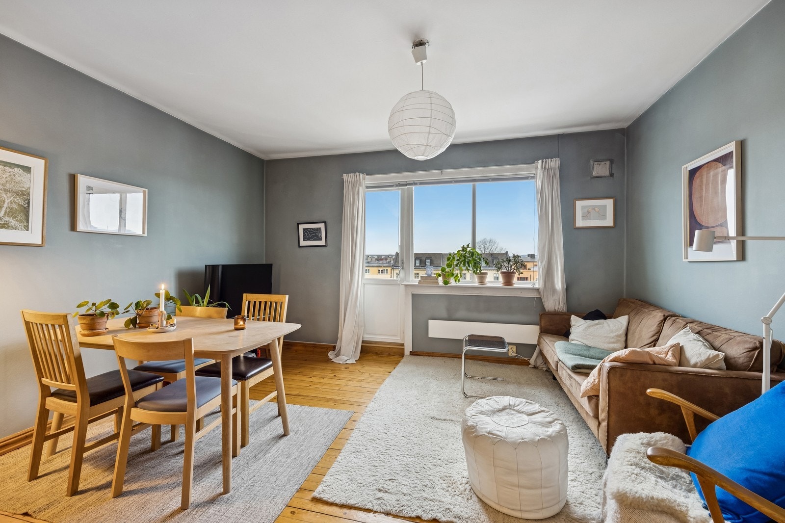 Lys stue med plass til spisestue og salong. Det er også utgang til balkong. Galleribilde