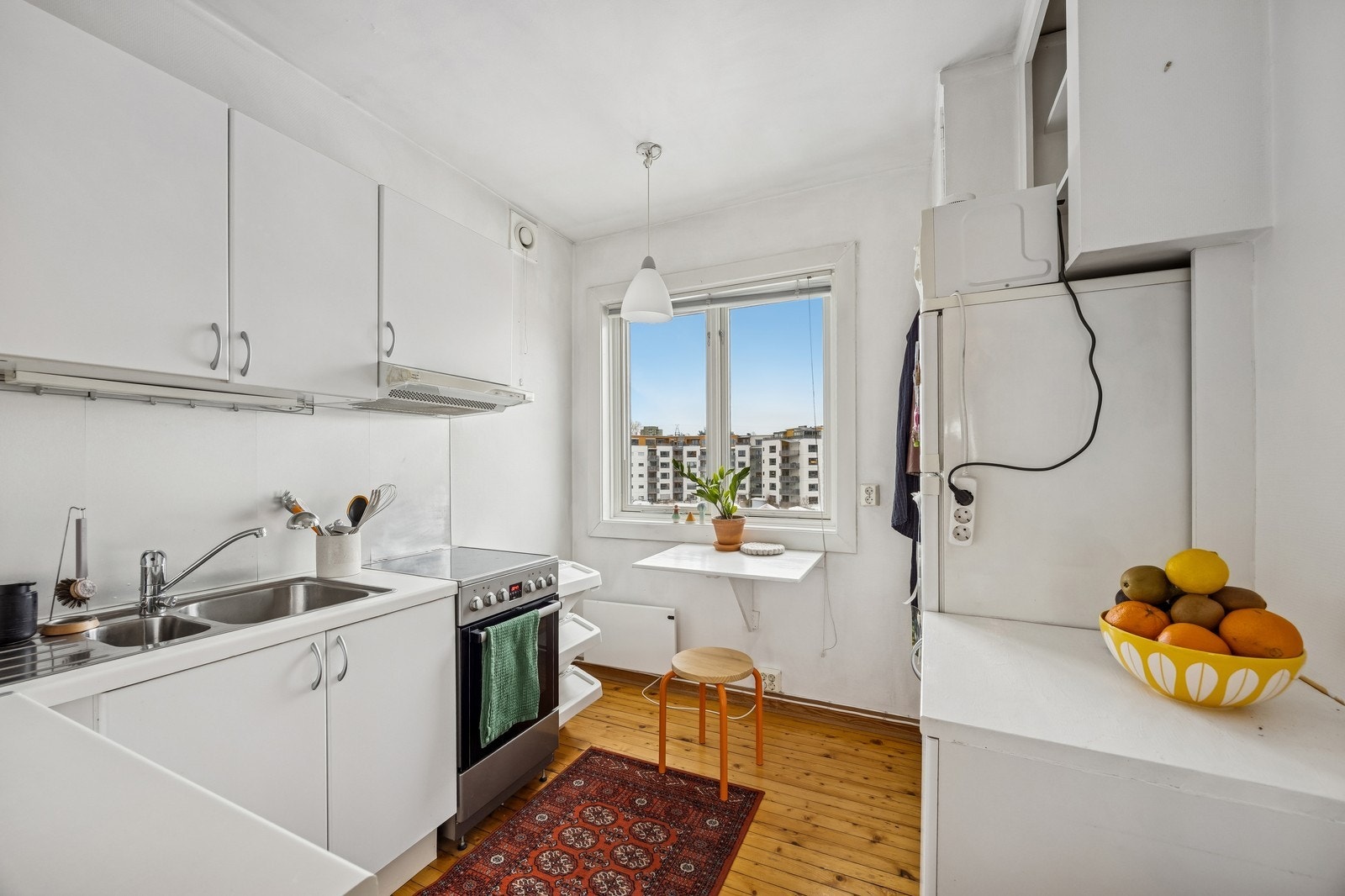 Koselig kjøkken med mye skap- og benkeplass og en liten sitteplass ved vinduet. Hvitevarer medfølger Galleribilde