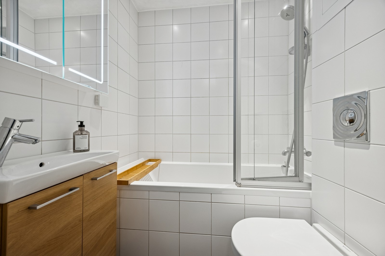 Badet ble pusset opp i 2014. Lekkert med badekar, toalett, servant og badekar. Galleribilde