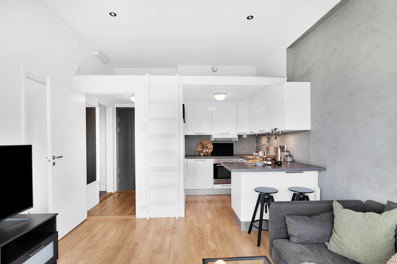 Leiligheten har en praktisk hems som fungerer som ekstra areal Galleribilde