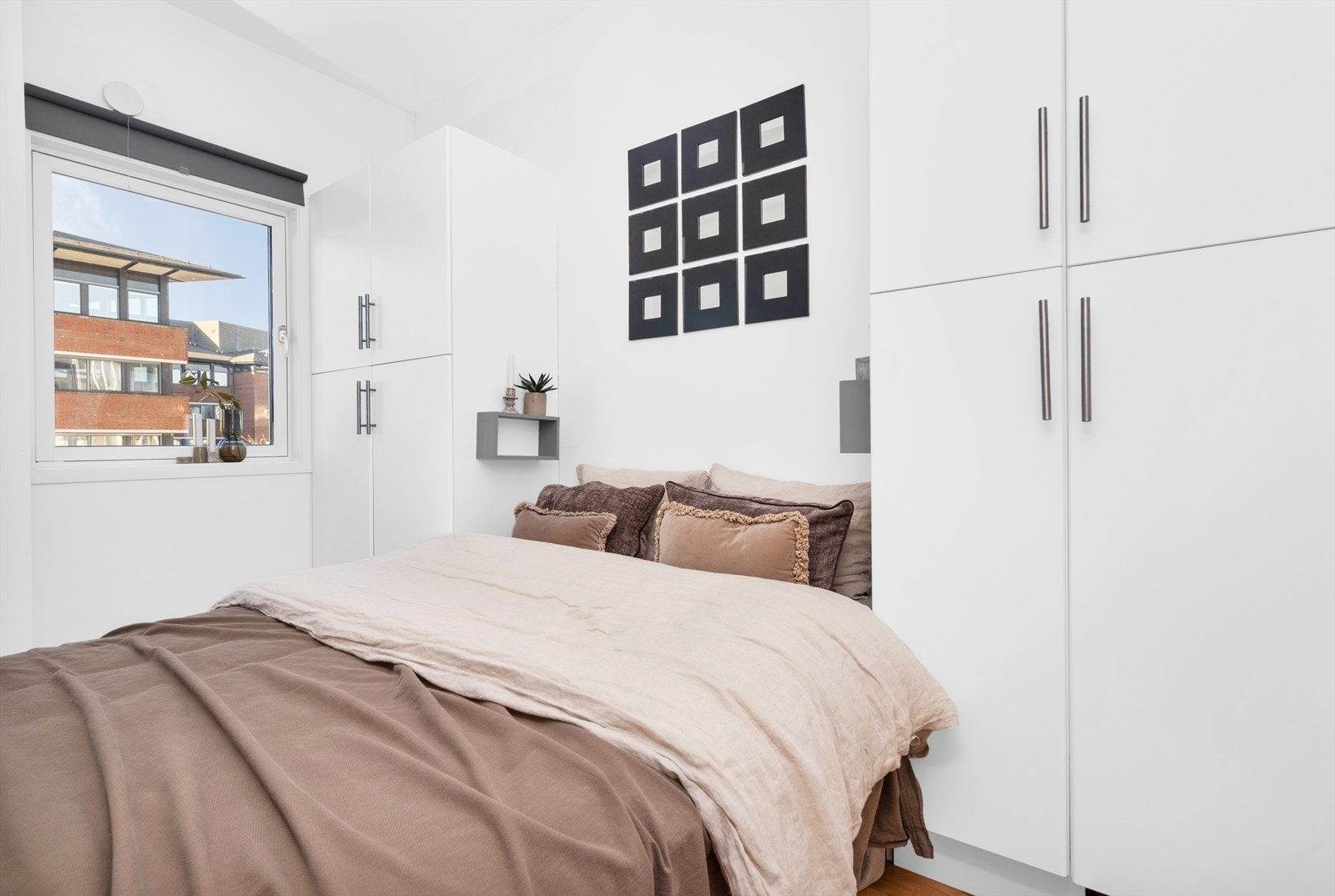 Soverom med god garderobeplass Galleribilde