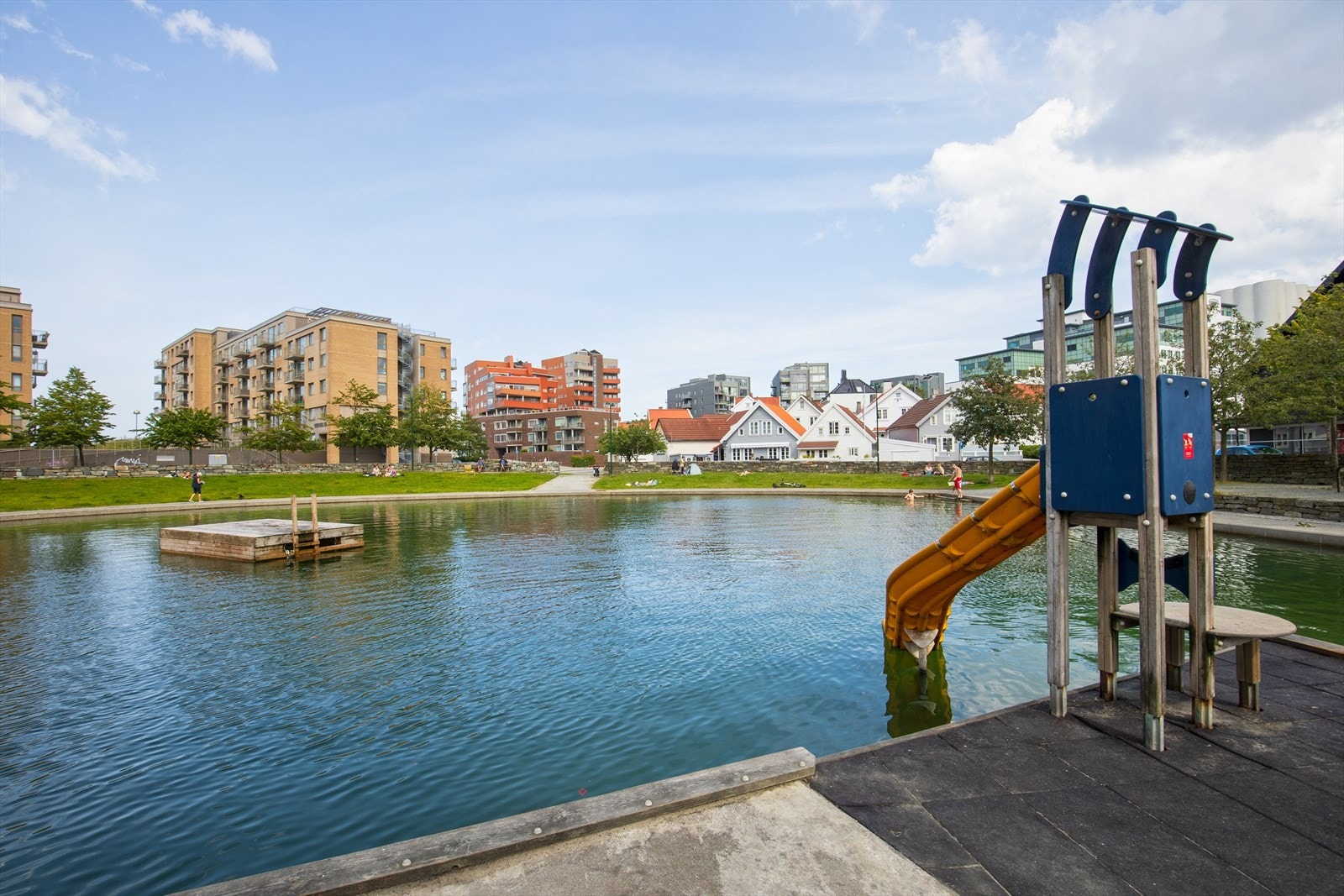 Rett utenfor døren har du Badedammen som er et populært samlingssted om sommeren med bading, sandvolley og soling Galleribilde