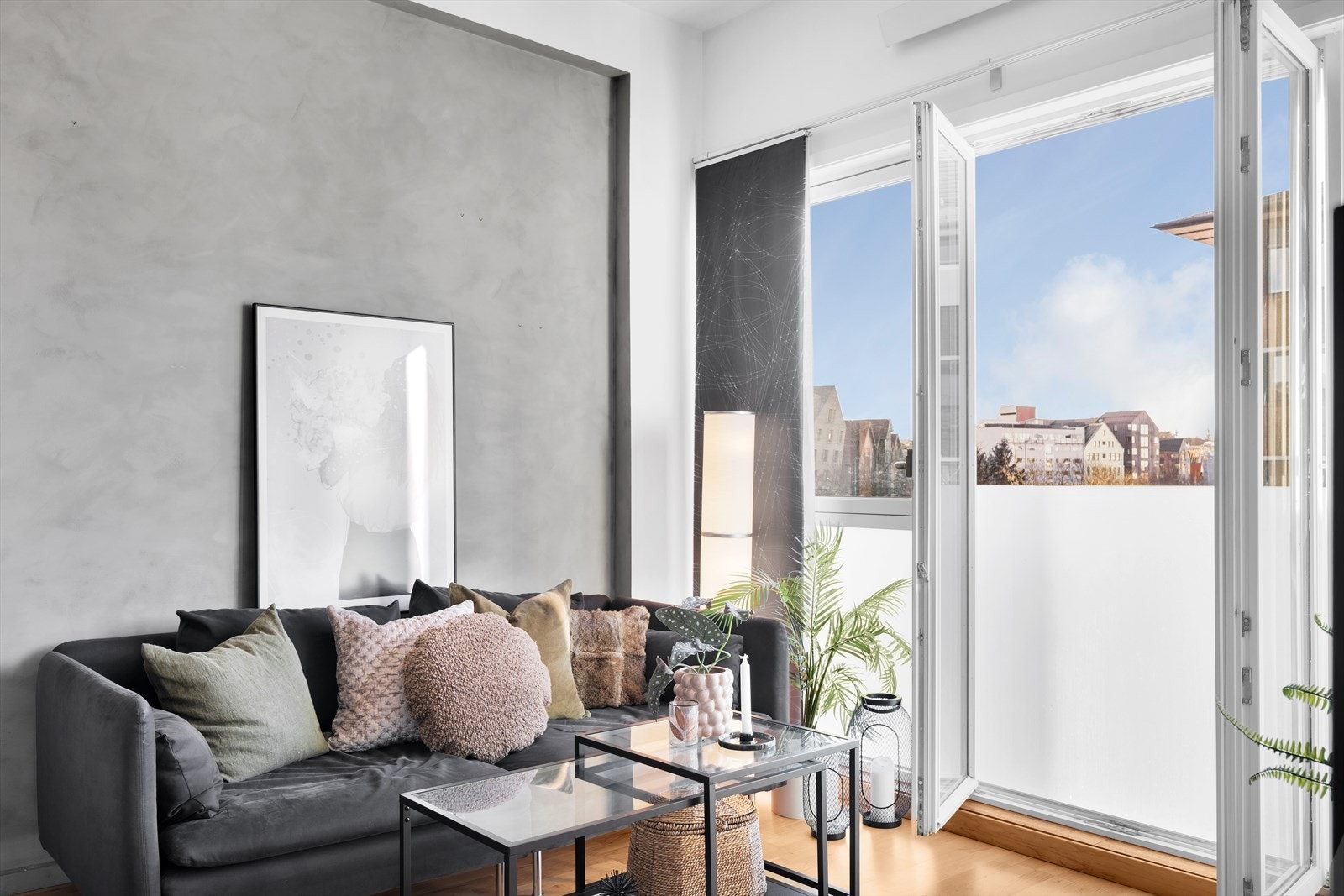 Store vindusflater og meget god takhøyde som gir en fantastisk romfølelse Galleribilde