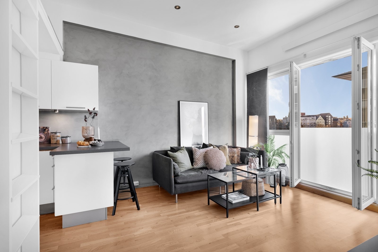 Parkett på gulv og spotter i tak Galleribilde