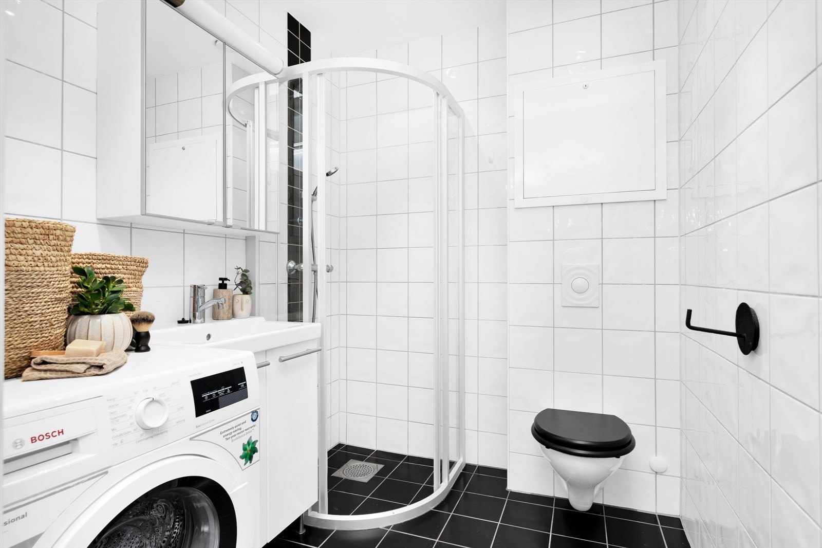 Innbydende helfliset bad med varmekabler i gulv Galleribilde