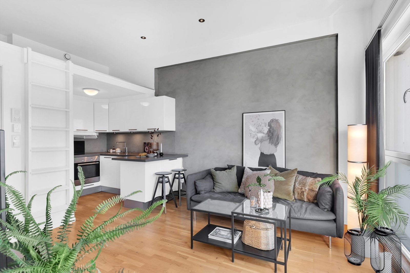 Praktisk åpen løsning mellom stue og kjøkken Galleribilde