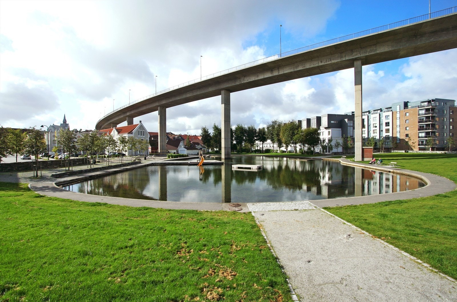 Saltvannsbadet Badedammen som nærmeste nabo. Her kan du ta med deg engangsgrillen, kjølebagen og pleddet og nyte fine sommerdager sammen med gode venner Galleribilde