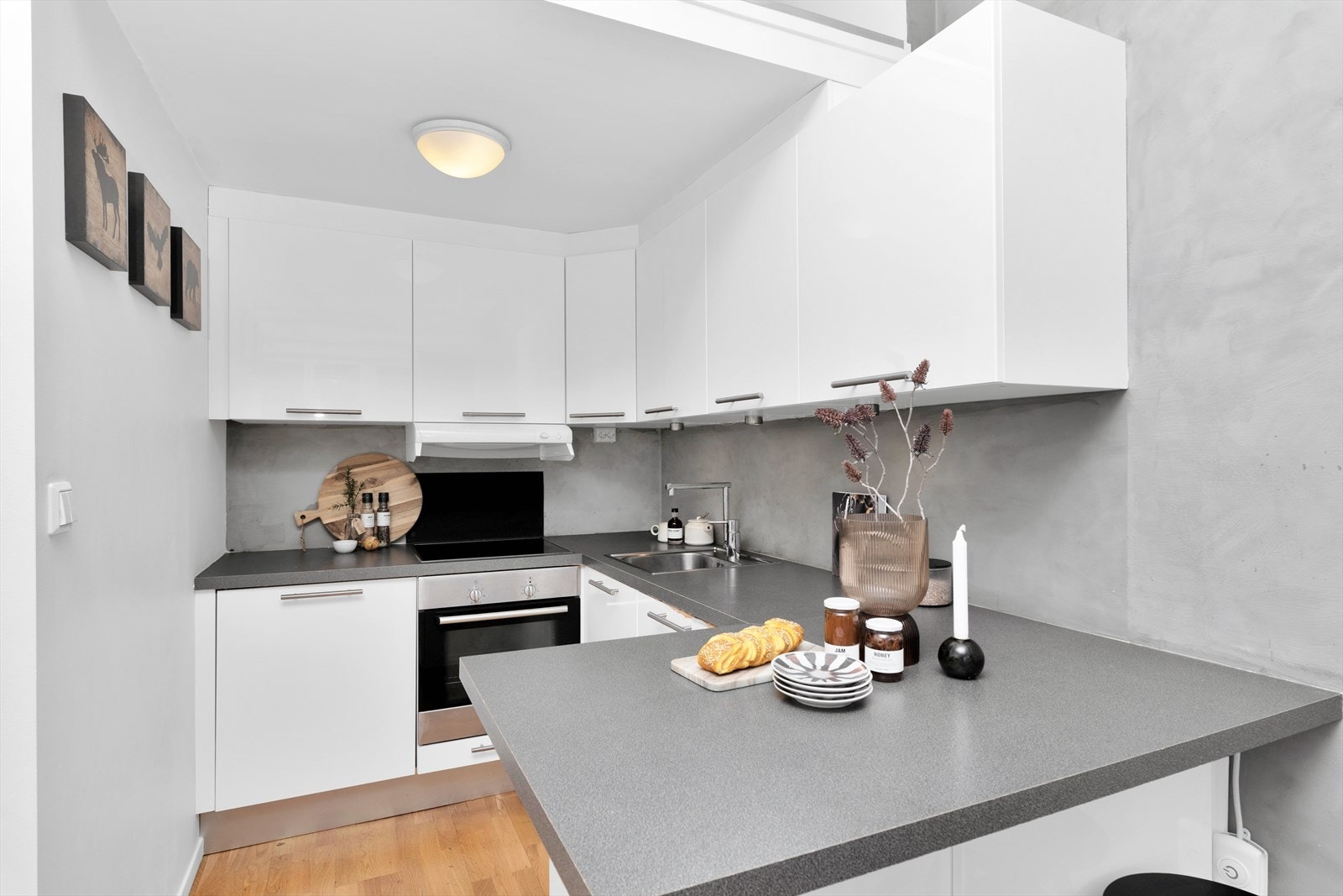 Kjøkkenet har en praktisk halvøy som naturlig skiller kjøkkenet fra stueområdet Galleribilde