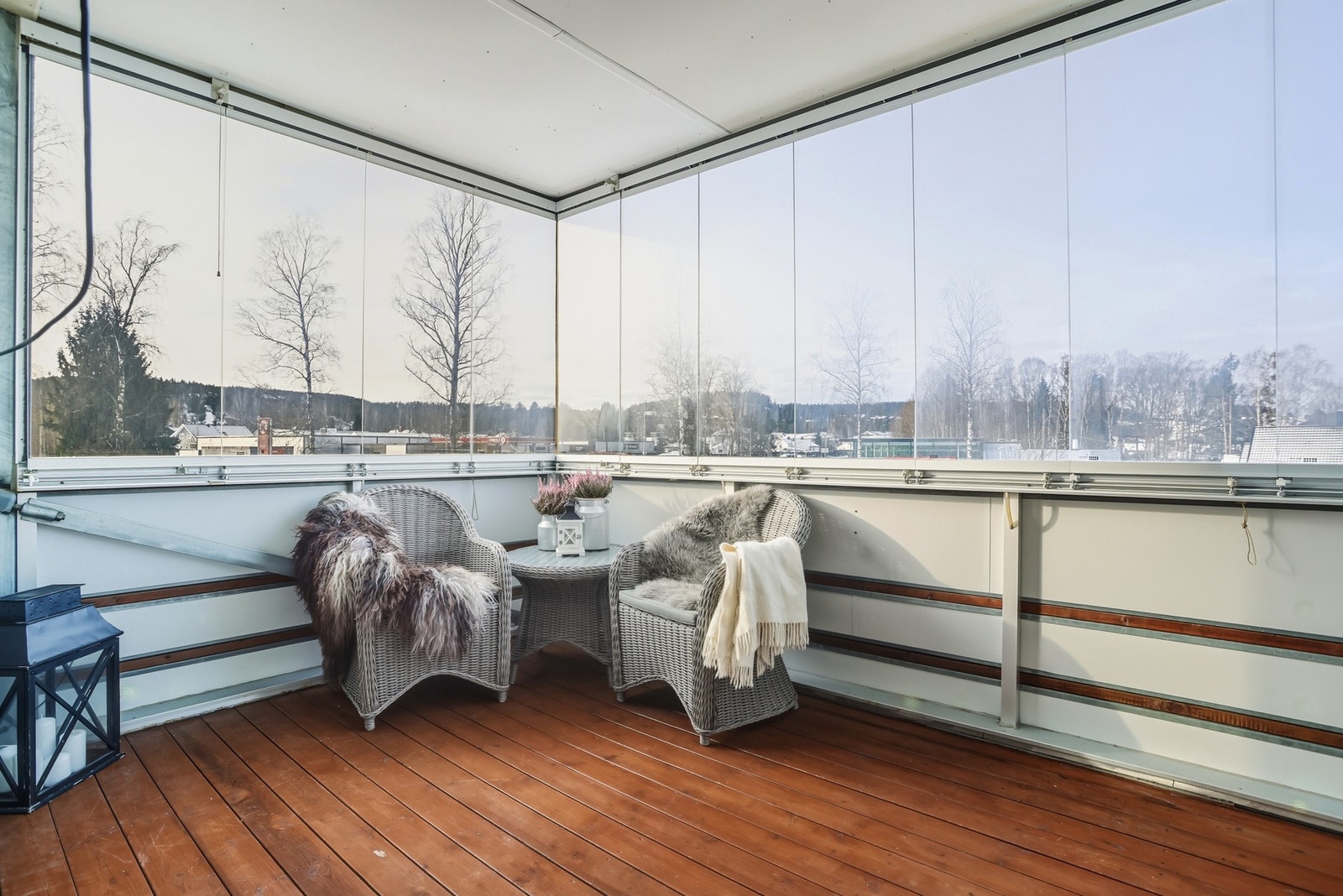 Stor vestvendt innglasset balkong. Galleribilde