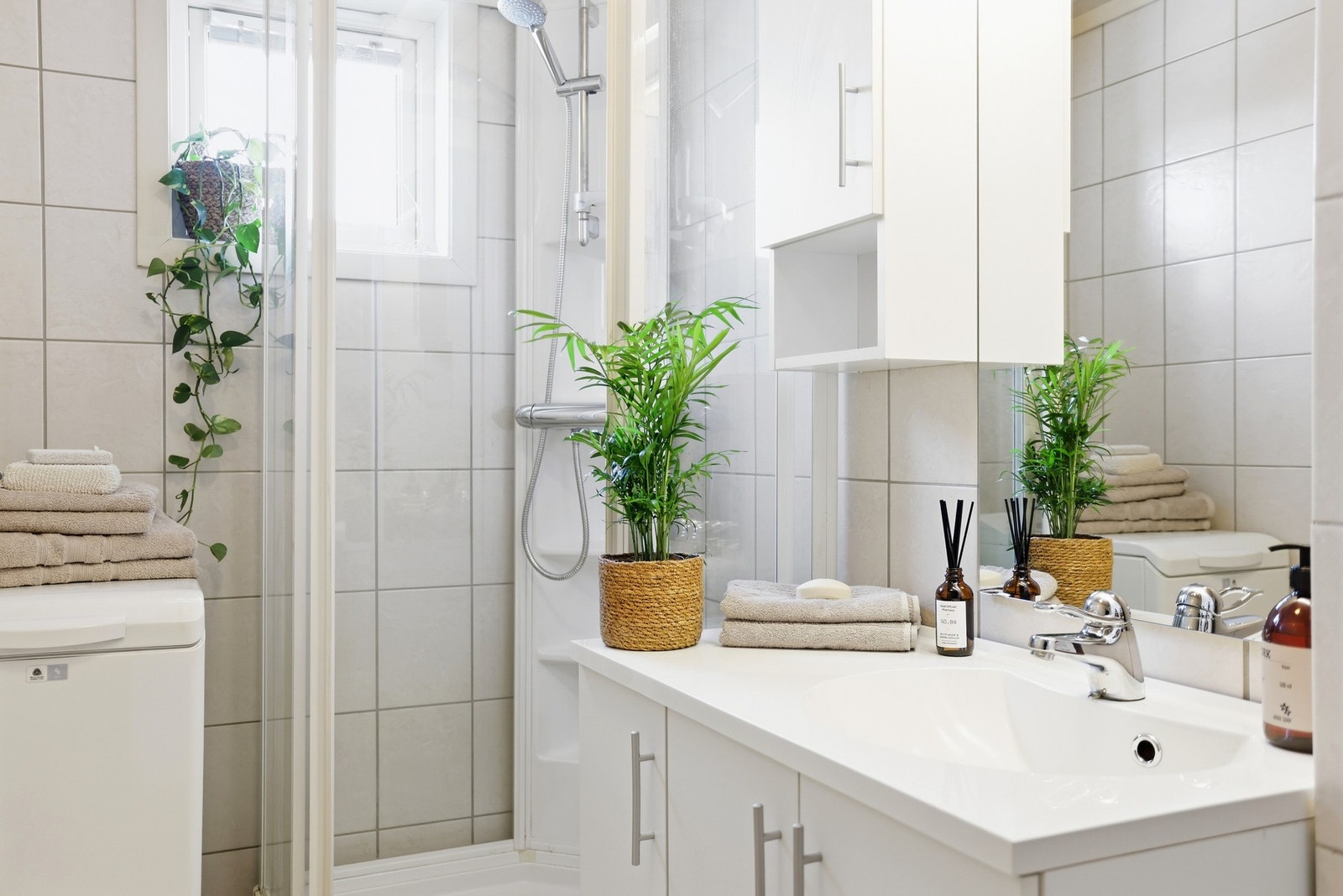 Pent bad som inneholder bl.a. vegghengt toalett. Galleribilde