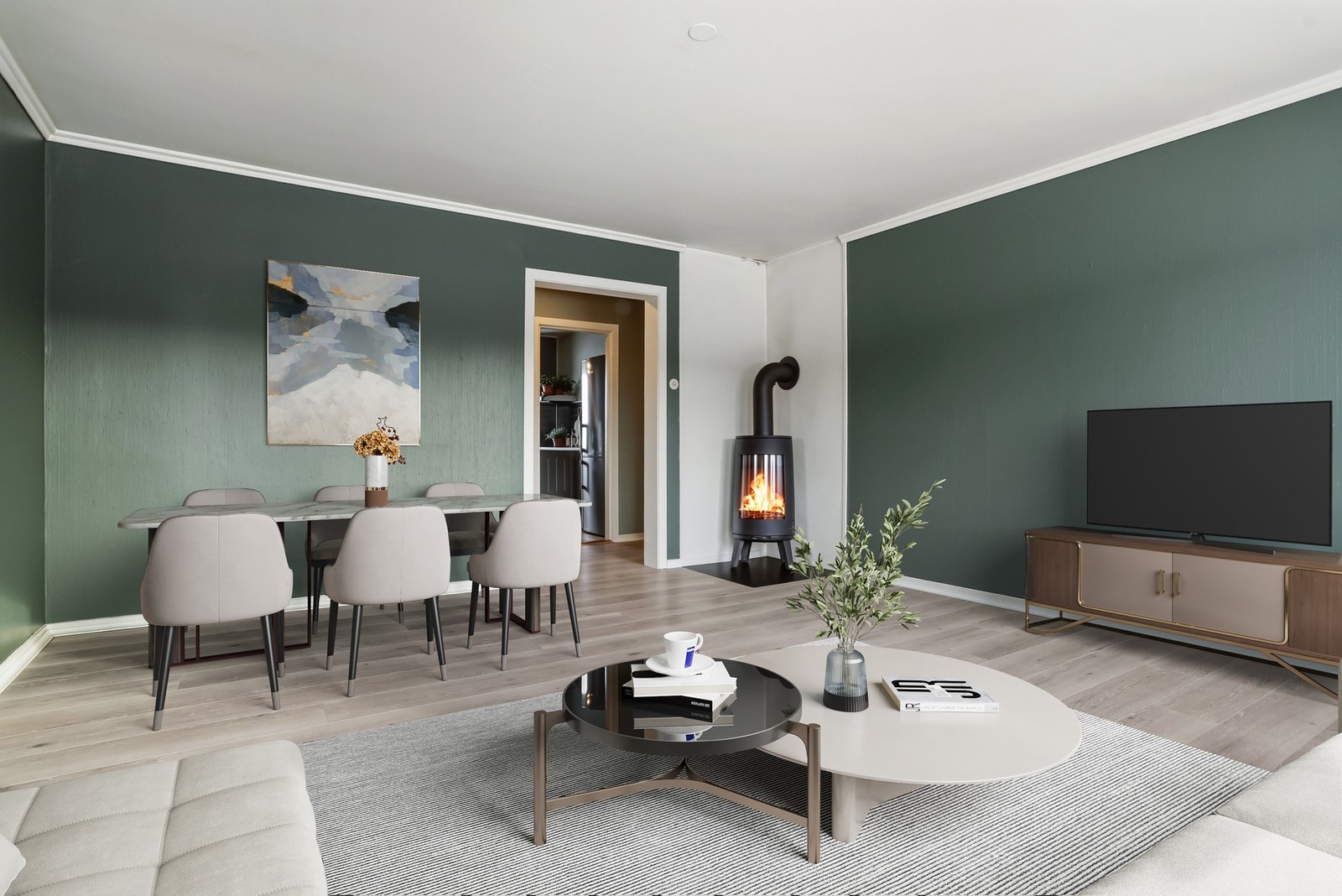 Romslig stue med utgang til balkong. Galleribilde