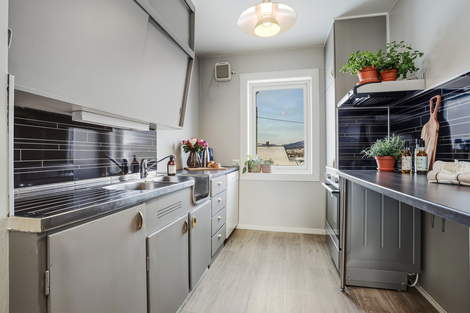 Eldre, velholdt kjøkken hvor hvitevarer medfølger salget. Galleribilde