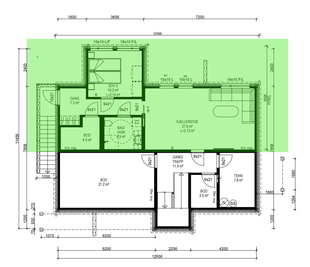 Plantegningen viser en selvstendig hybel med egen inngang. Hybelen består av entré/gang, soverom, bad/vaskerom, bod og en åpen stue-/kjøkkenløsning. Stuen er den største sonen og er lagt som et åpent rom mot kjøkken. Soverommet er separat. Badet er plasse Galleribilde