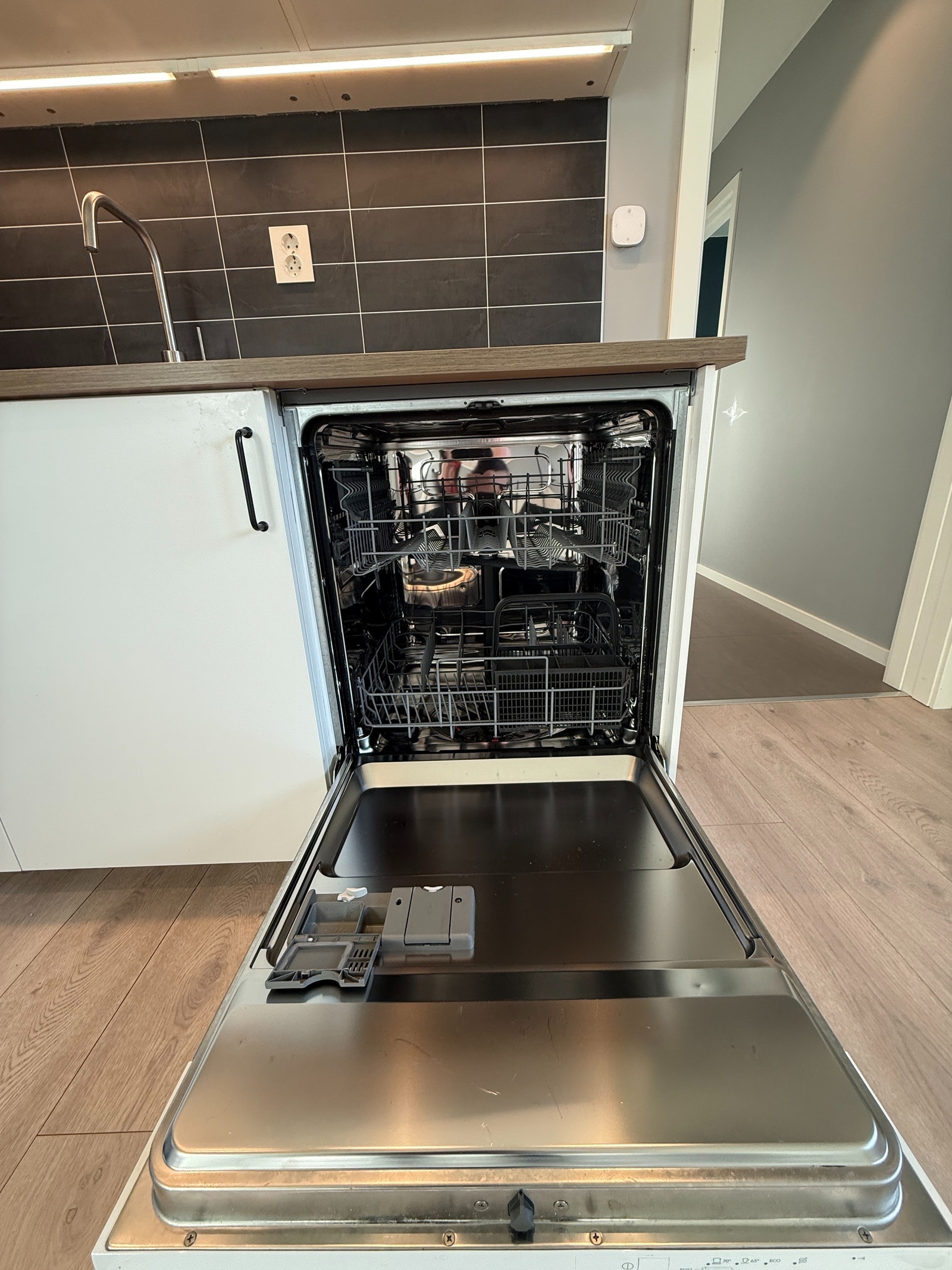 Integrert oppvaskmaskin. Svært praktisk for en enkel og komfortabel hverdag. Galleribilde