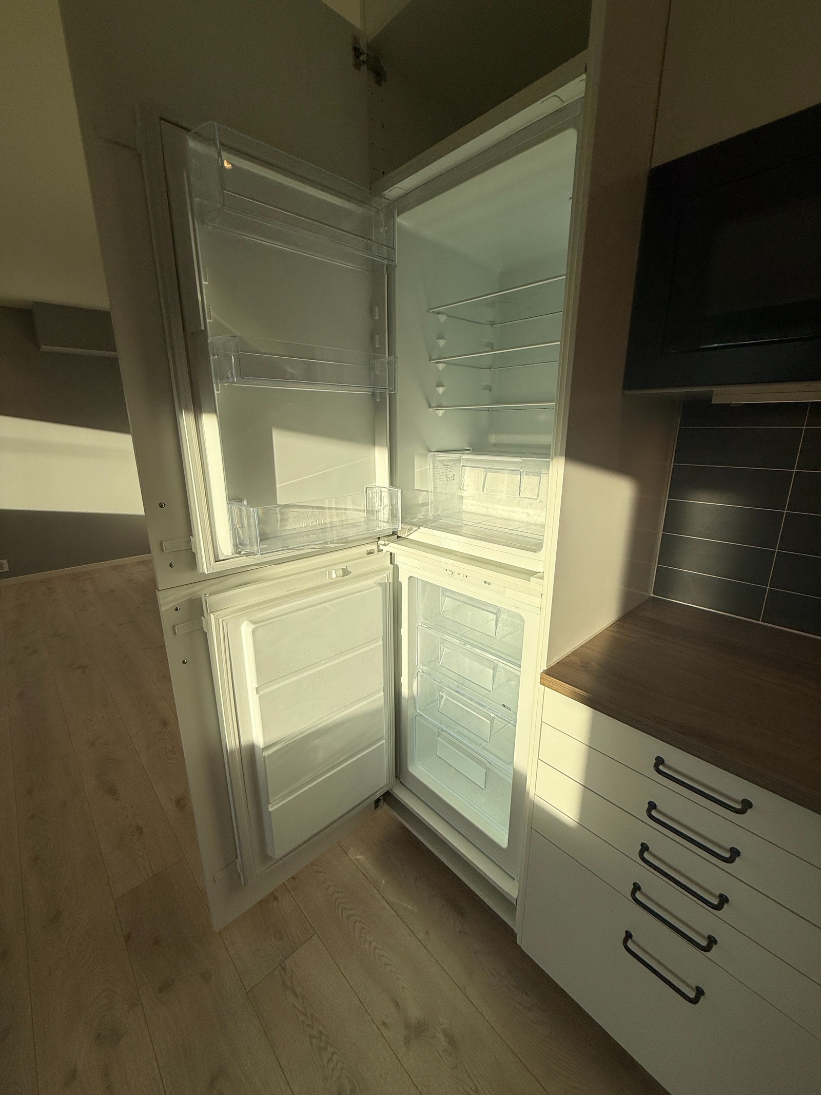 Romslig kjøl- og fryseskap med god plass til oppbevaring av matvarer. Galleribilde