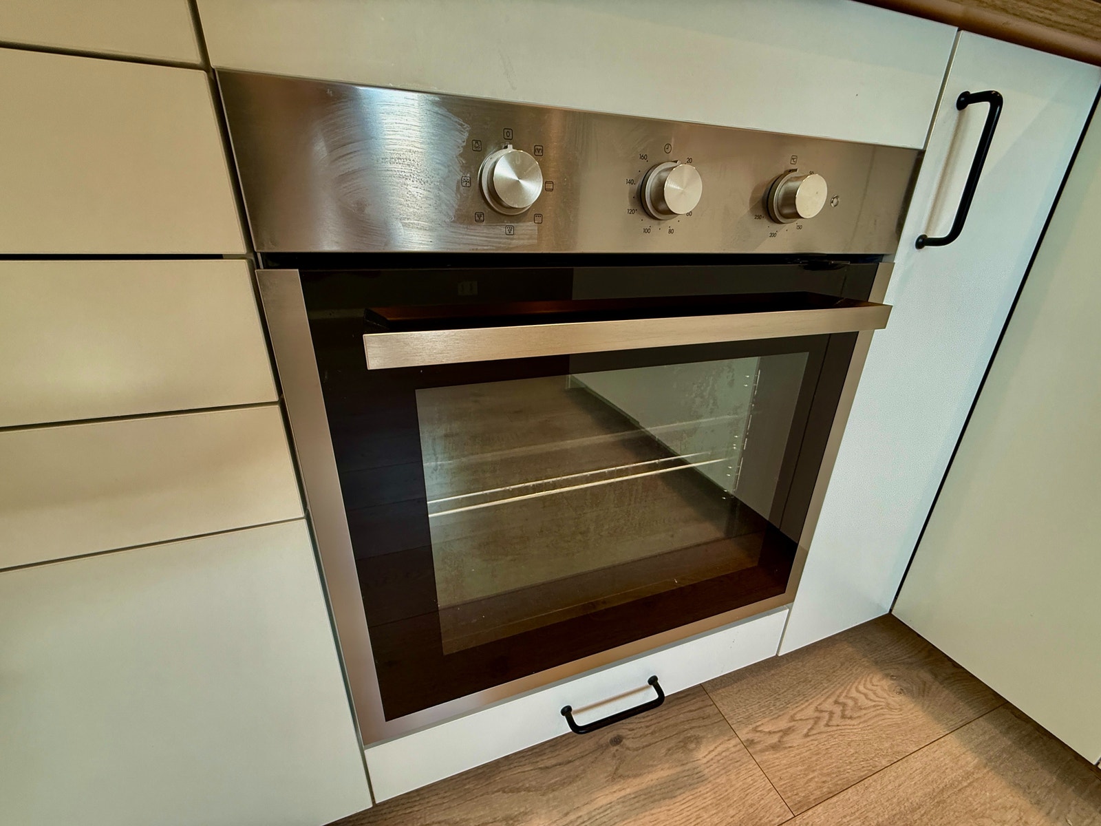 Integrert stekeovn i rustfritt stål med god kapasitet og enkel betjening. Galleribilde