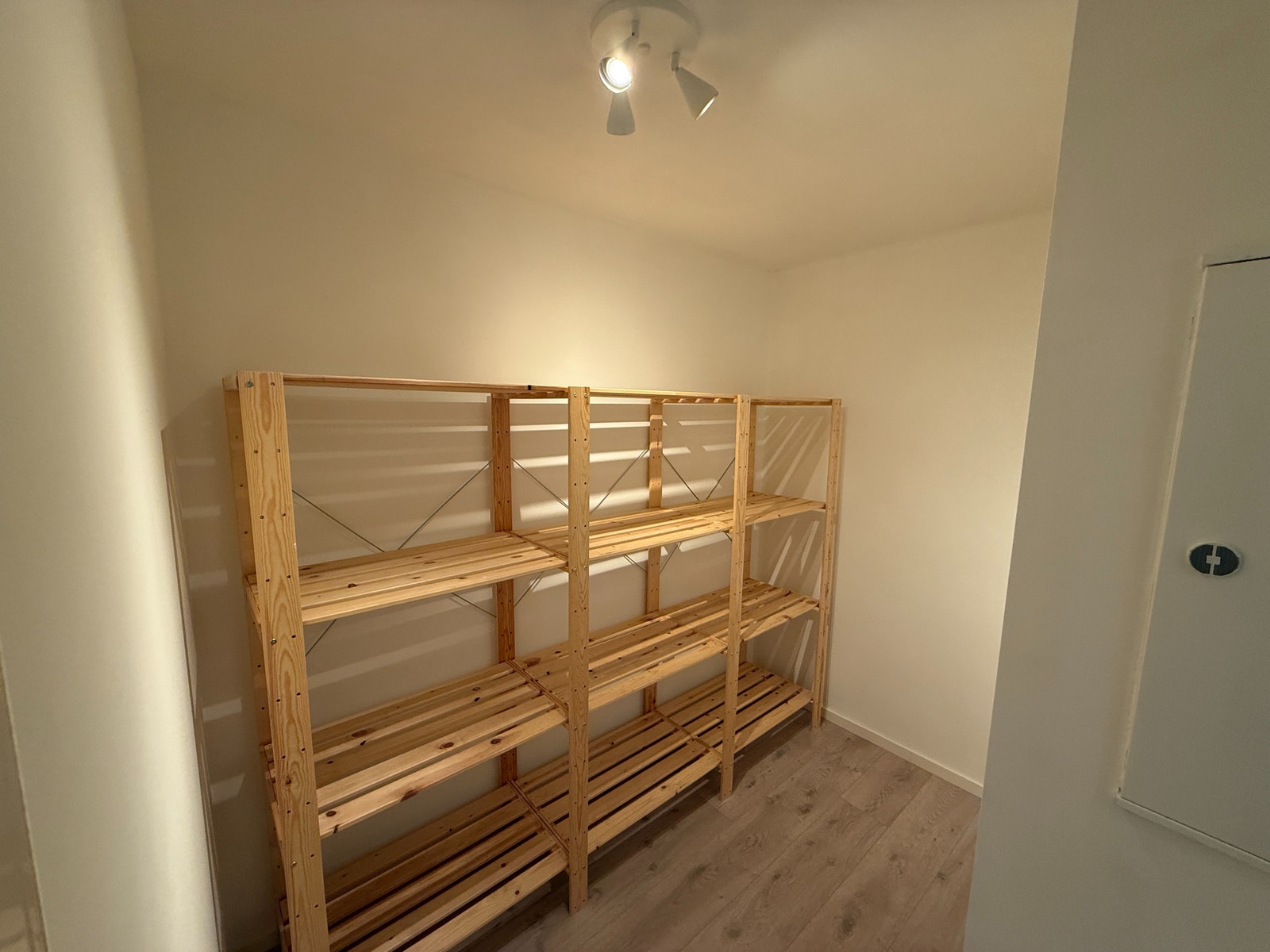 Praktisk bod med solide hyller for lagring av utstyr, kofferter og annet. Galleribilde