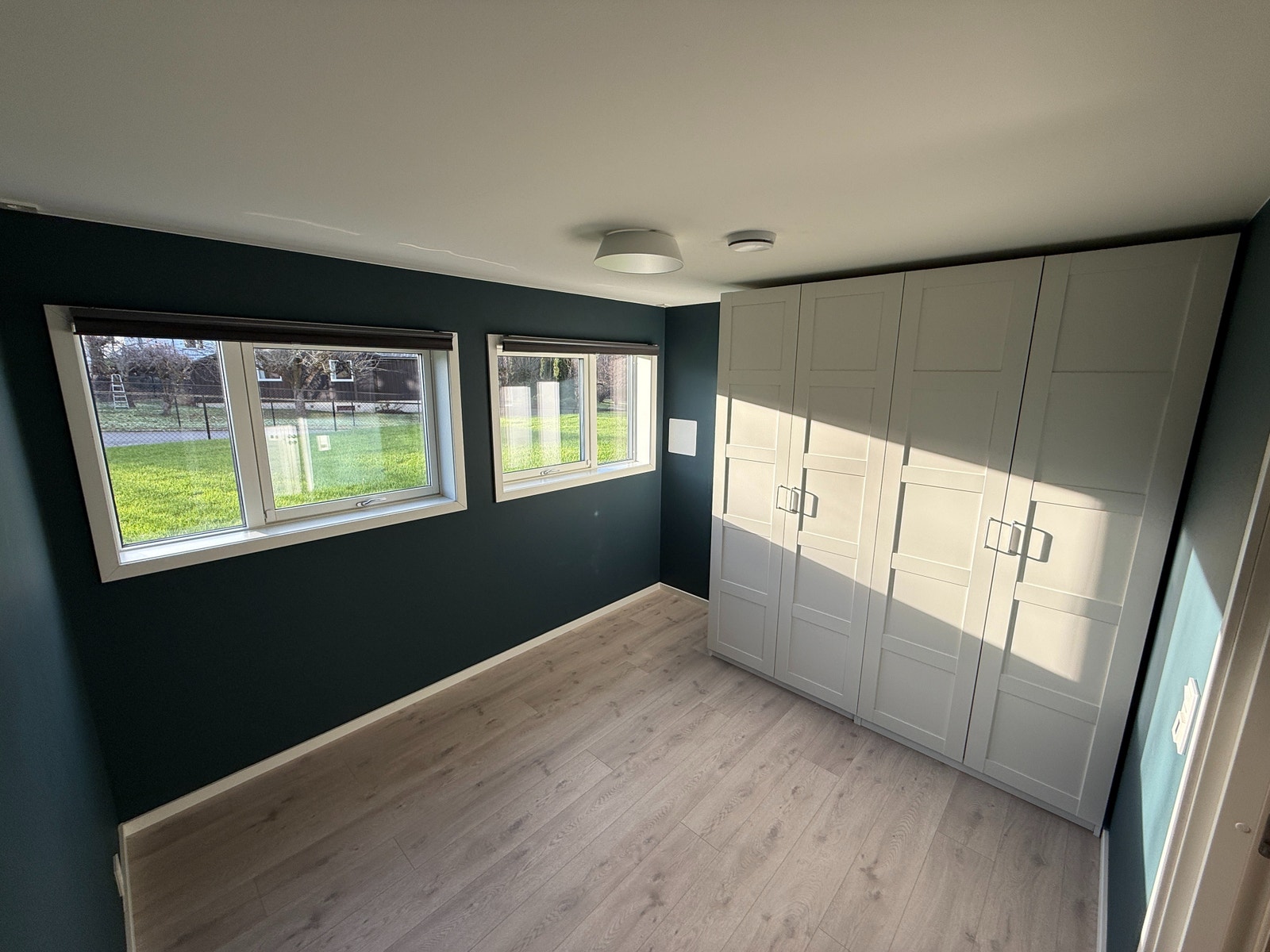 Romslig soverom. Store garderobeskap på 2x100cm som gir god oppbevaringsplass. Flere vinduer gir godt lys og utsyn mot grøntområde. Galleribilde