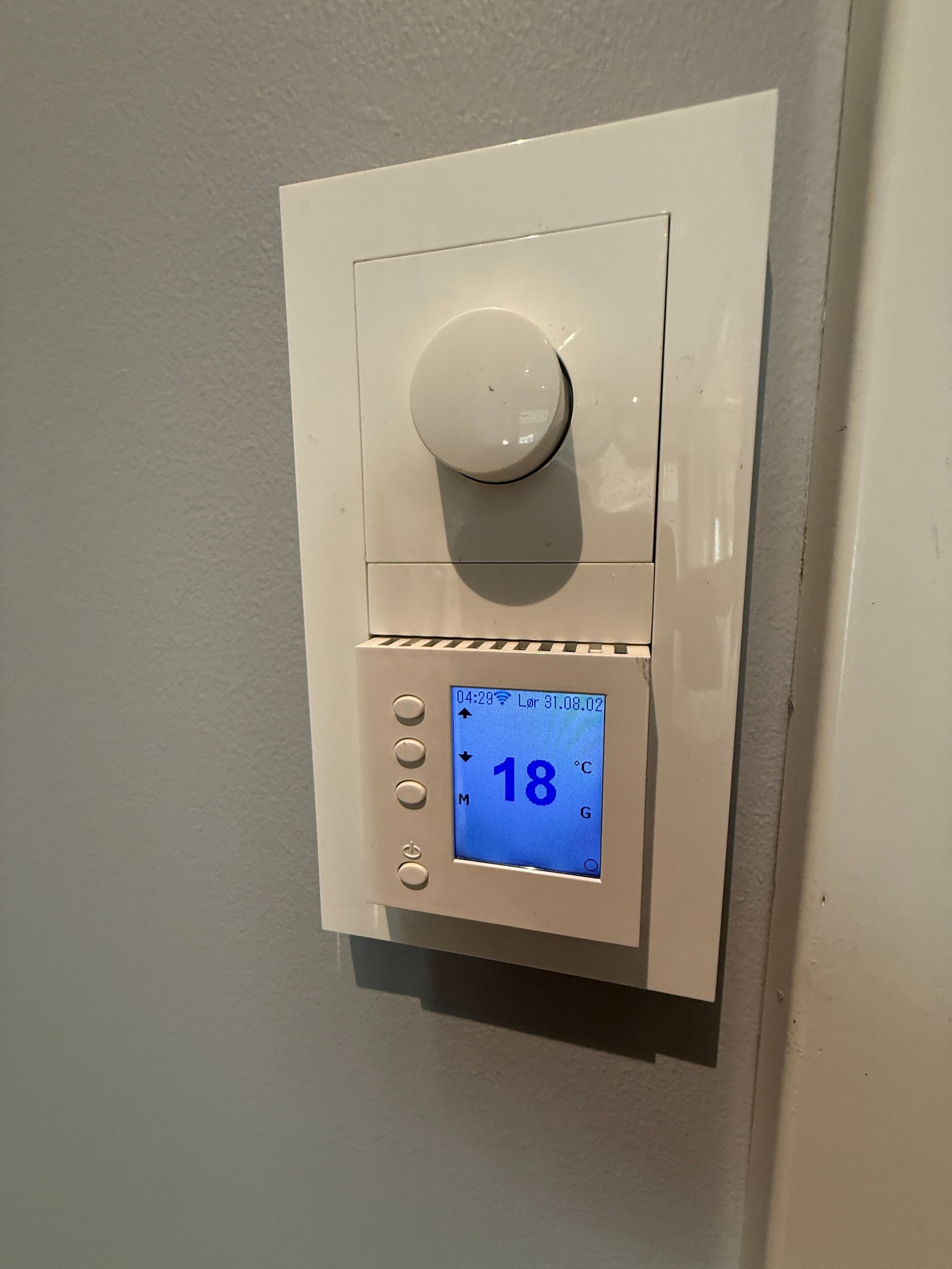 Moderne digital termostat for gulvvarme/oppvarming, som gir god komfort og enkel temperaturstyring i alle rom (minus bod) Galleribilde