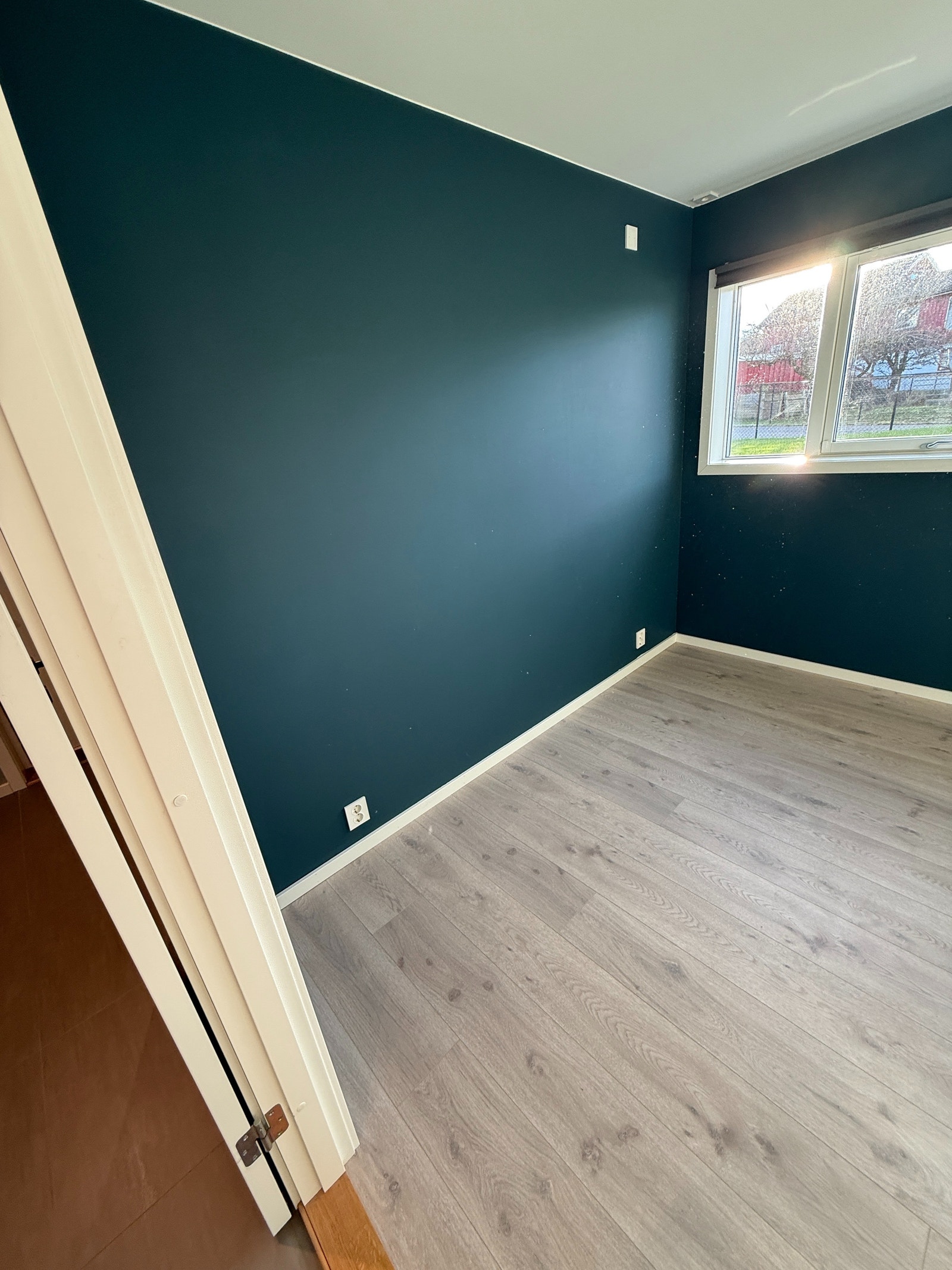 Soverom sett fra en annen vinkel. store vinduer som gir rikelig med dagslys. Plass til dobbeltseng 180x200cm og nattbord 50cm. Galleribilde