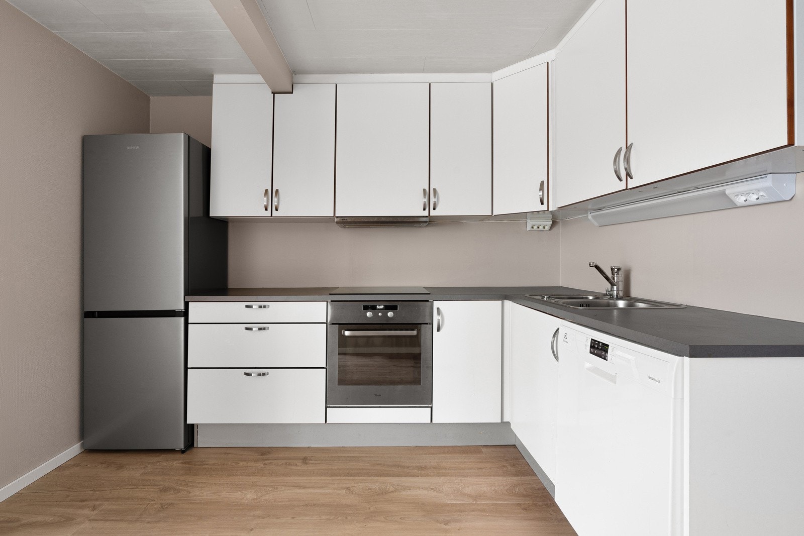 Kjøkkenet har godt med skap- og benkeplass!