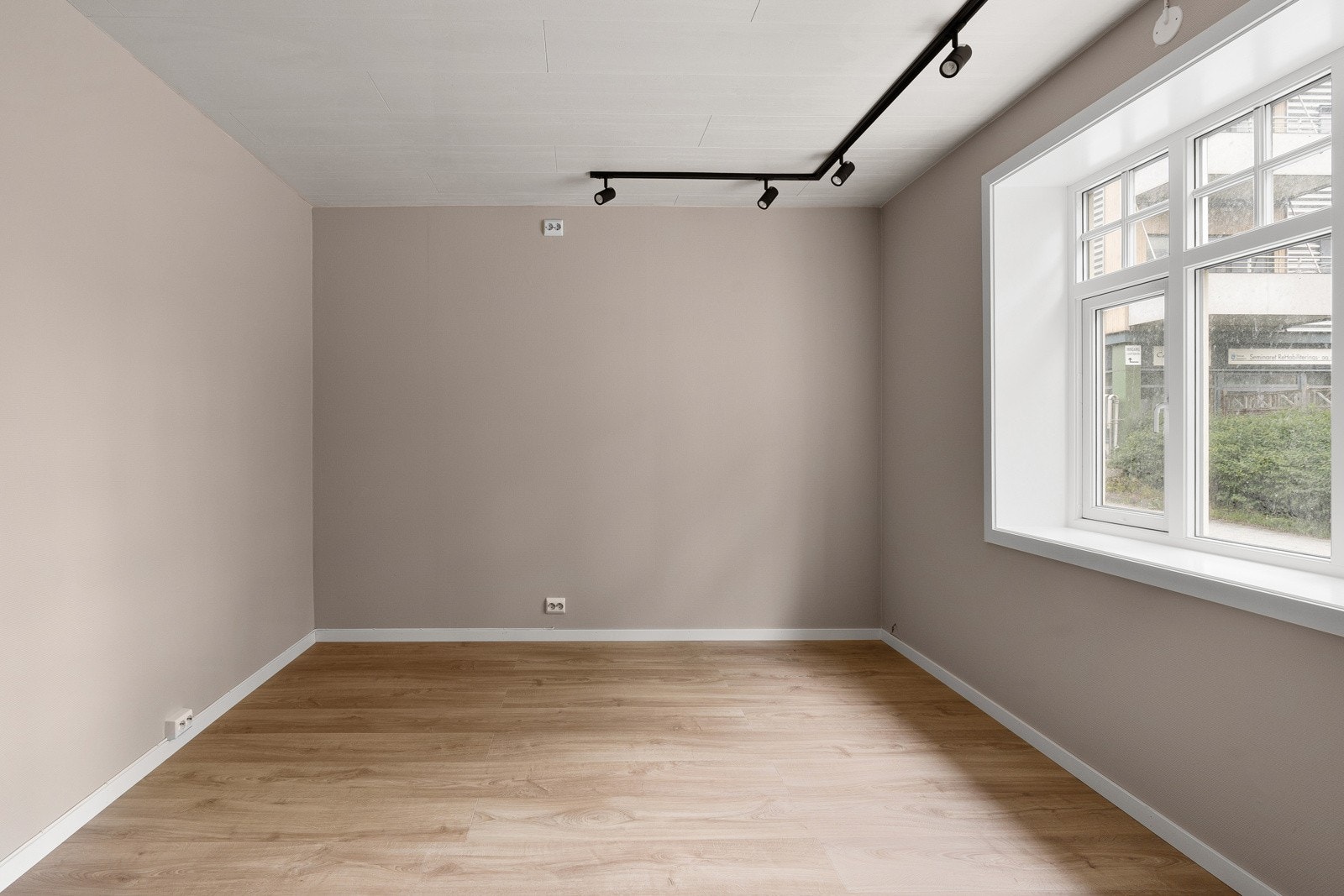 Leiligheten ble vedlikeholdt og malt opp i delikat farge i 2024.