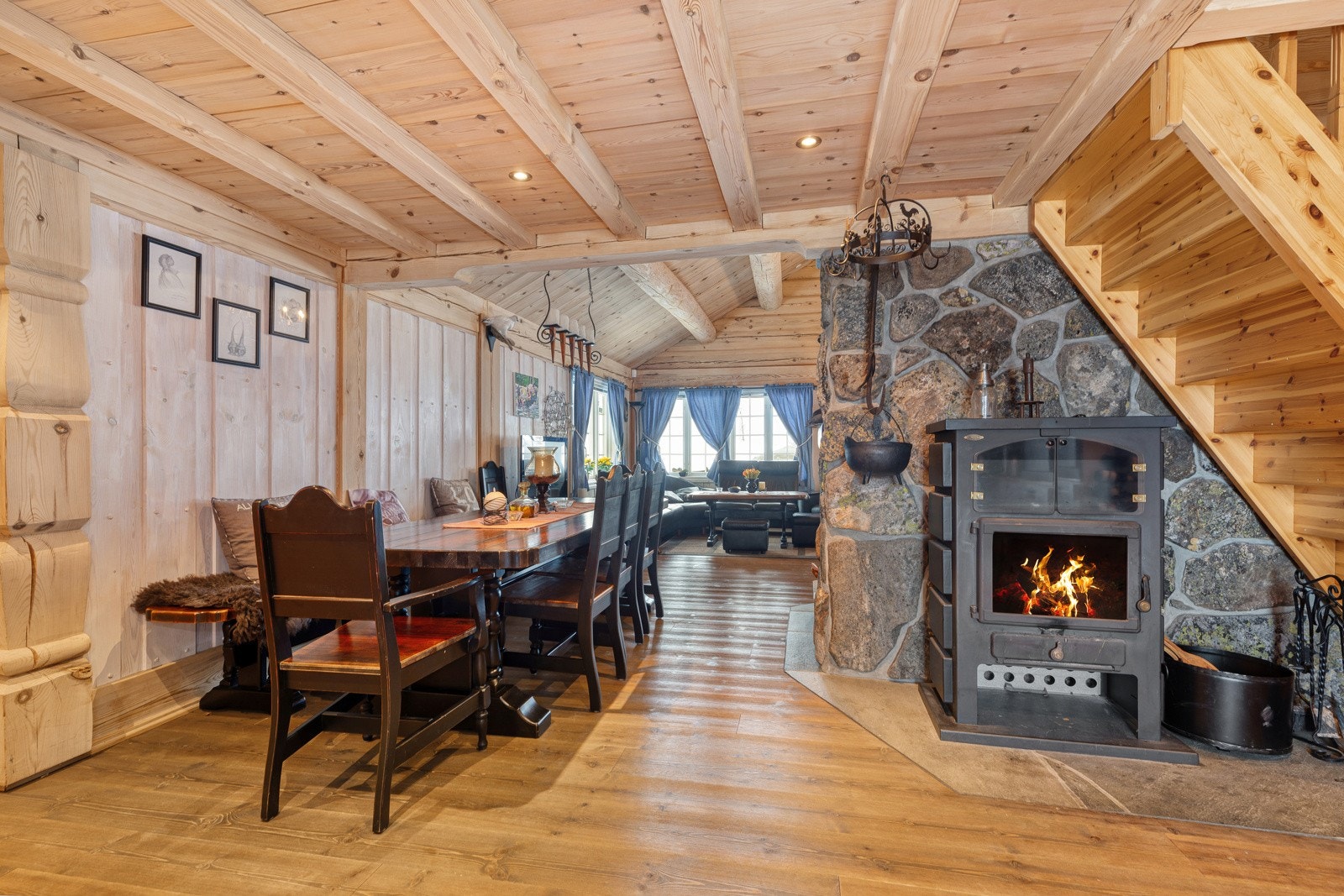 Spisestue mellom stuen og kjøkken - peisovn på kjøkken Galleribilde