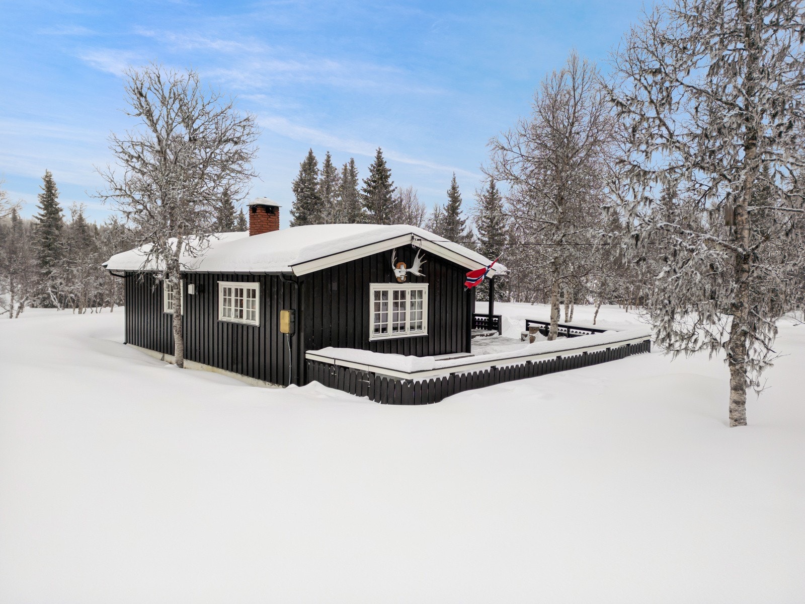 Kort veg til skiløyper og turstier som går rett opp til Spåtindtoppen Galleribilde