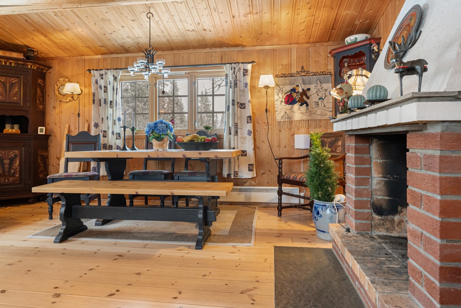 Den åpne peisen skaper en lun og varm stemning, og er perfekt for å samle familien rundt flammene etter en dag ute i naturen Galleribilde