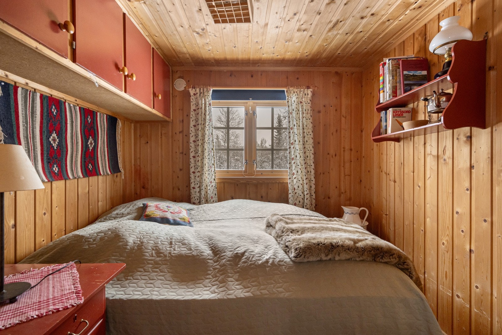 Hytta har tre romslige soverom, alle innredet med komfortable dobbeltsenger som gir plass til en god natts søvn. Galleribilde