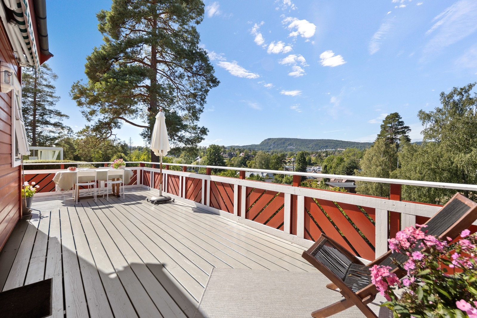 Syd- og vestvendt veranda på ca. 32 kvm med utgang fra stue Galleribilde