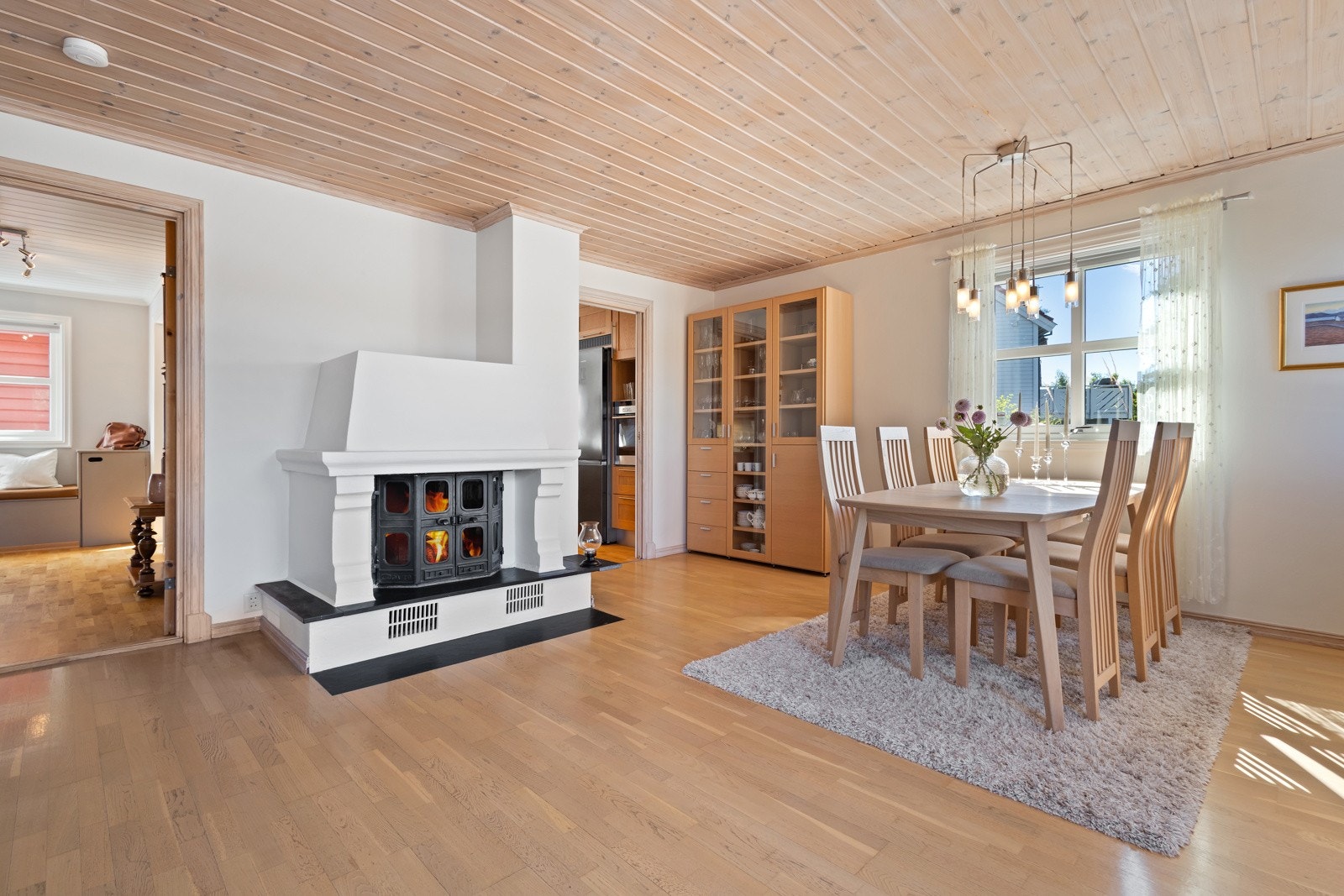 God plass til spisestue ved peisen i stuen Galleribilde