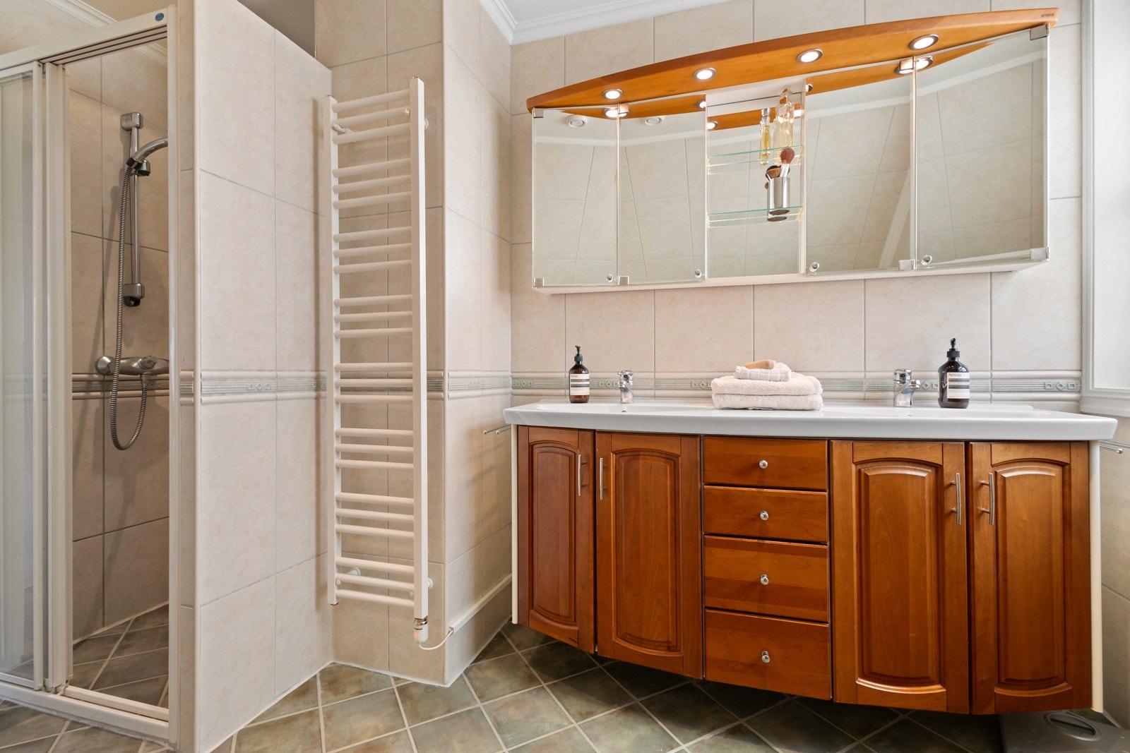 Stort baderom i 2. etasje med både dusj og innmurt badekar Galleribilde