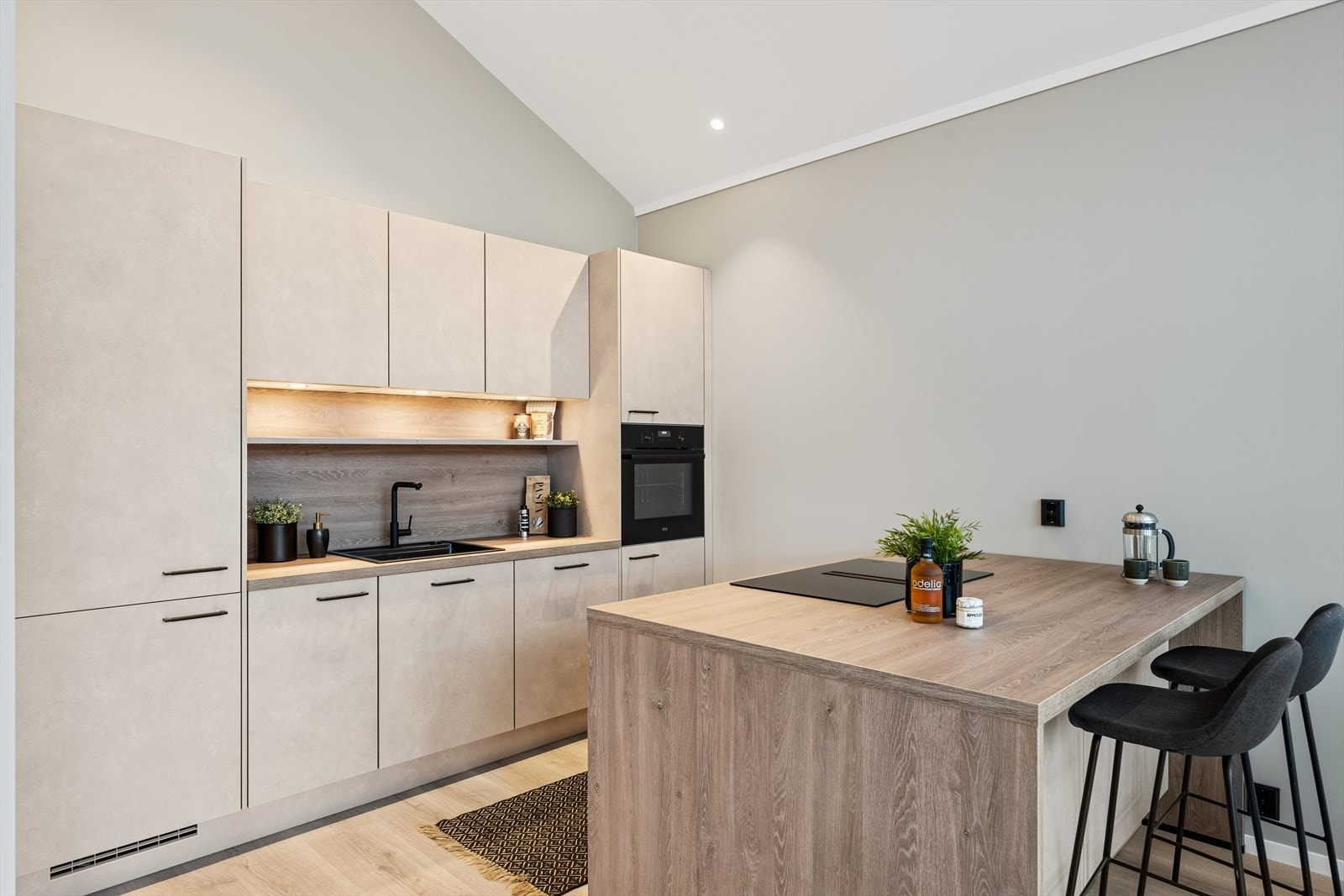 Kjøkkenet fra KEO er utstyrt med en stilfull kjøkkenøy som gir ekstra arbeidsplass og et naturlig samlingspunkt. Galleribilde