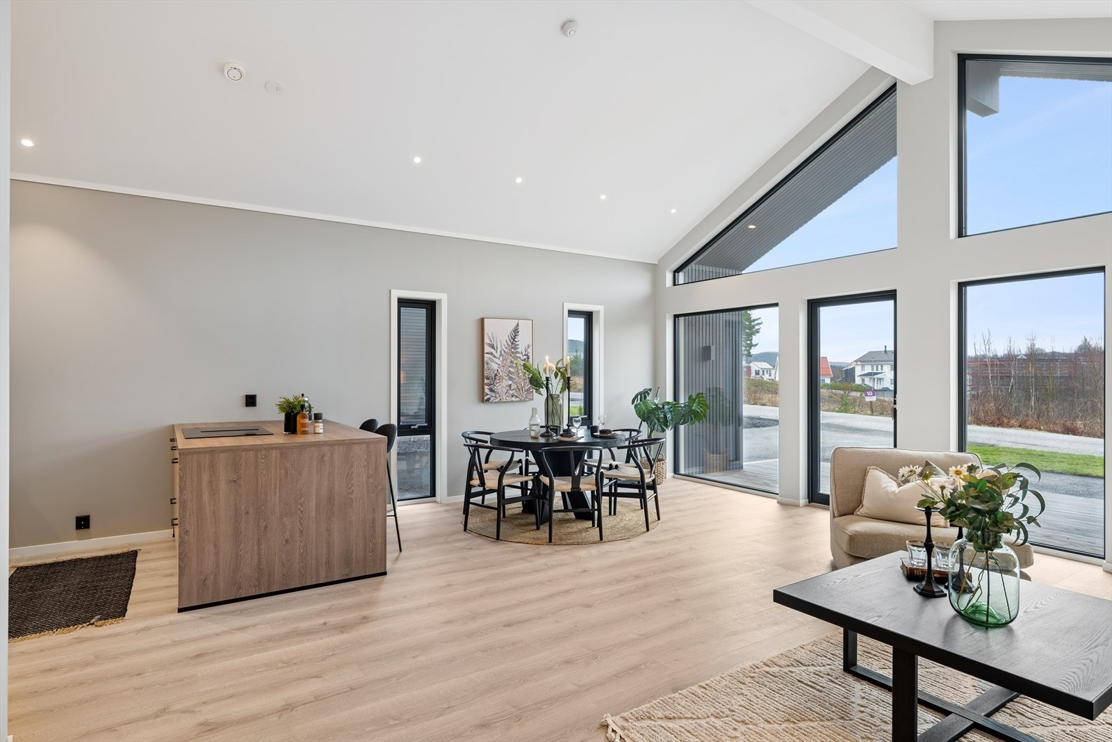 Imponerende takhøyde og åpne vinduer - romslighet i særklasse. Galleribilde