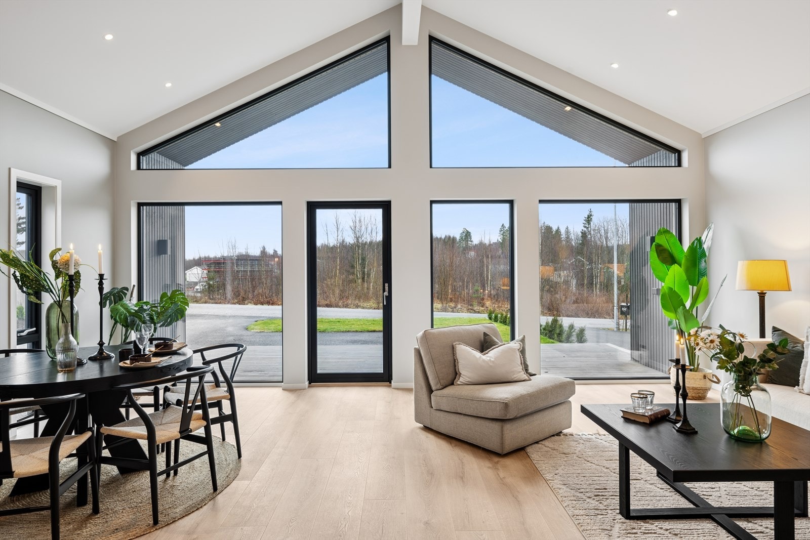 Lys, luft og utsikt - store åpne vinduer som slipper naturen inn. Galleribilde