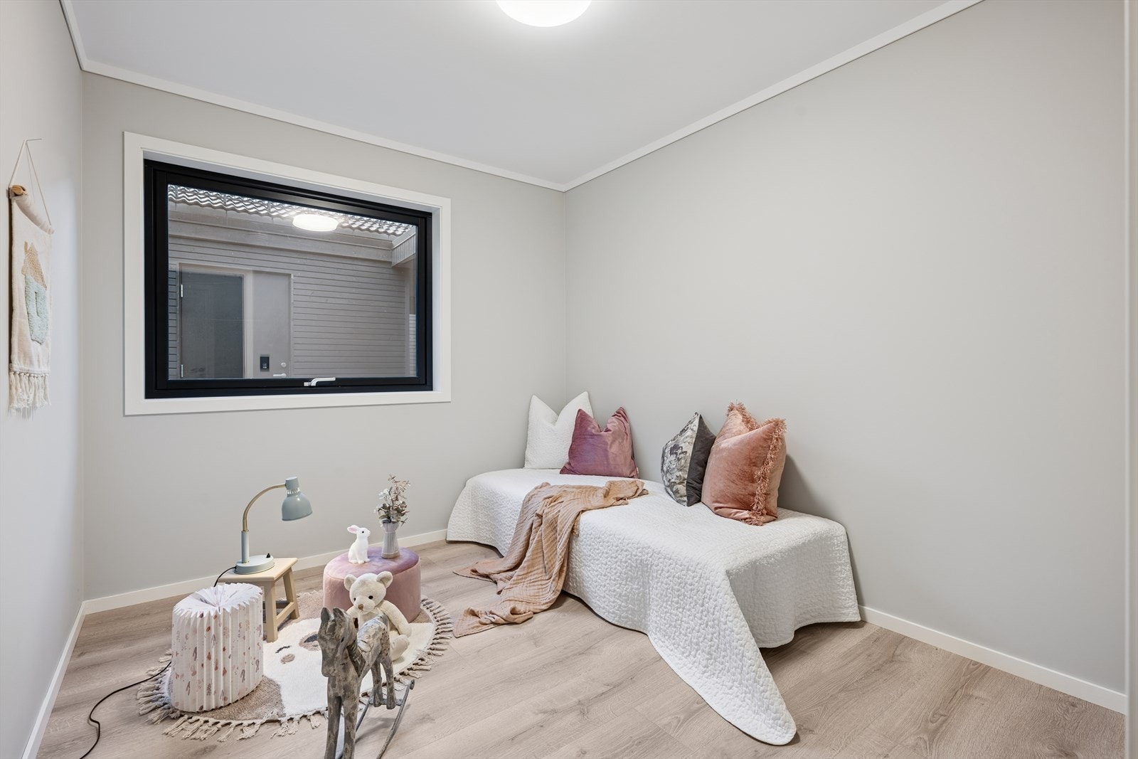 Det er totalt tre flotte soverom av god størrelse i boligen. (Innebilder er fra nr 30) Galleribilde