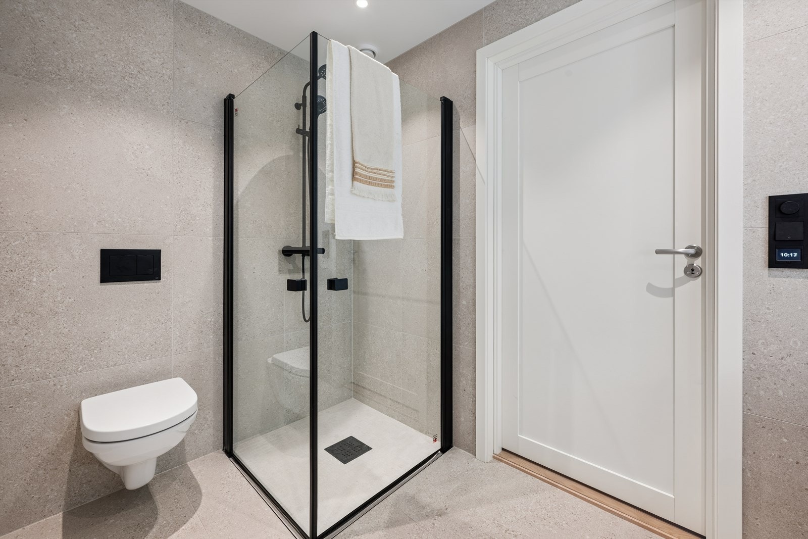 Nytt, moderne baderom med luksuriøse detaljer og tidløs design. Galleribilde