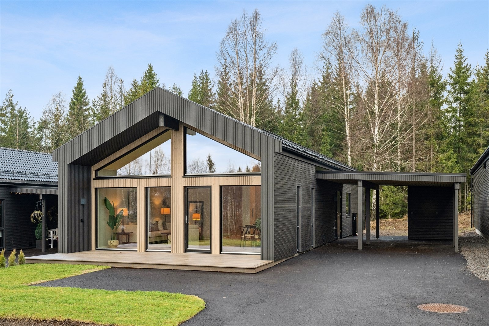 Hamnehagen 30 med blant annet gressplen og asfaltert gårdsplass. Energikarakter B kan kvalifisere til "Grønt boliglån" med bedre betingelser. Galleribilde