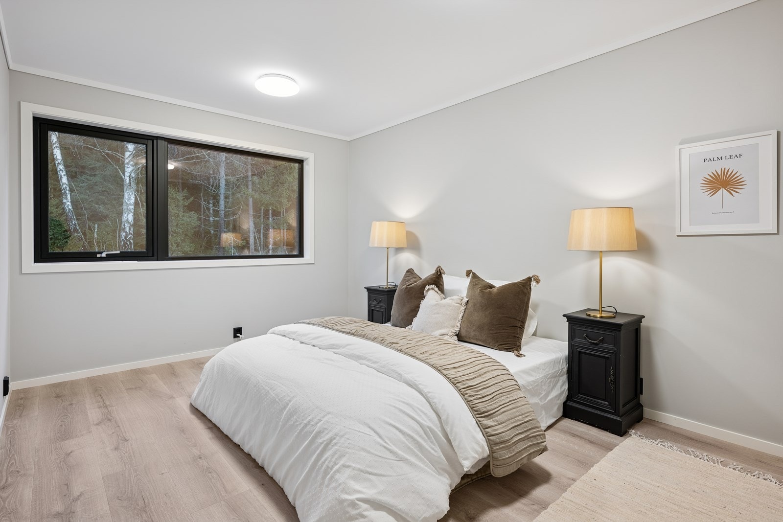 Hovedsoverommet har godt med plass til dobbeltseng, nattbord og skap. Galleribilde