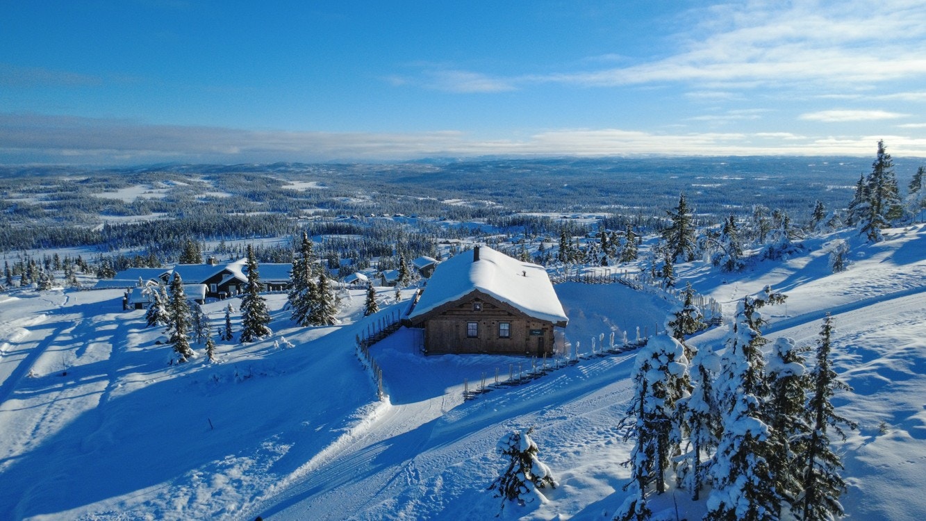 DNB Eiendom v/Torleif Løvfald Gaard presenterer Fjellreksla 86! Fritidseiendom omkranset av vakker natur!
Dronebilde tatt av selger 13.02.2026 Galleribilde