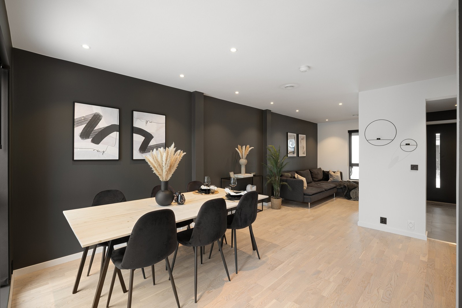 Rommet har et romslig og moderne kjøkken, i åpen løsning mot spisebord. Galleribilde