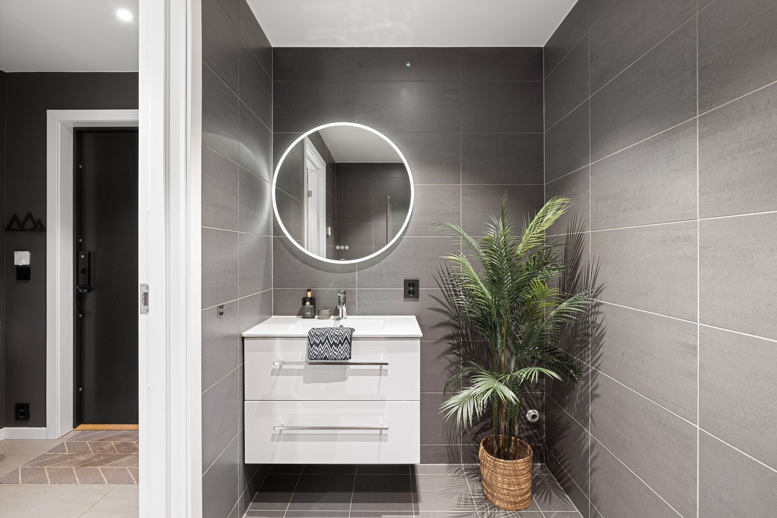 Fra gangen er det inngang til et pent flislagt bad med vannbåren gulvvarme. Galleribilde